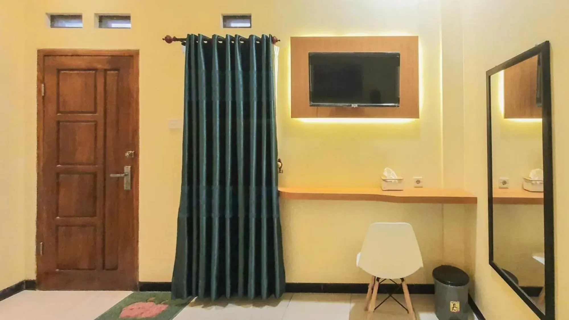 TV and multimedia in Urbanview Hotel Sakura Kampung Inggris Pare by RedDoorz TV and multimedia in Urbanview Hotel Sakura Kampung Inggris Pare by RedDoorz