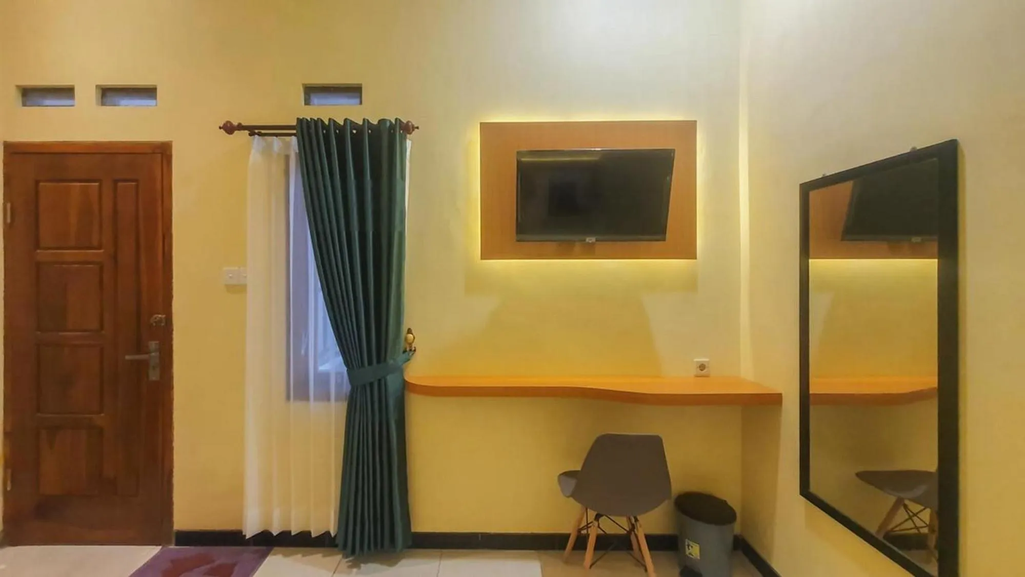 TV and multimedia in Urbanview Hotel Sakura Kampung Inggris Pare by RedDoorz