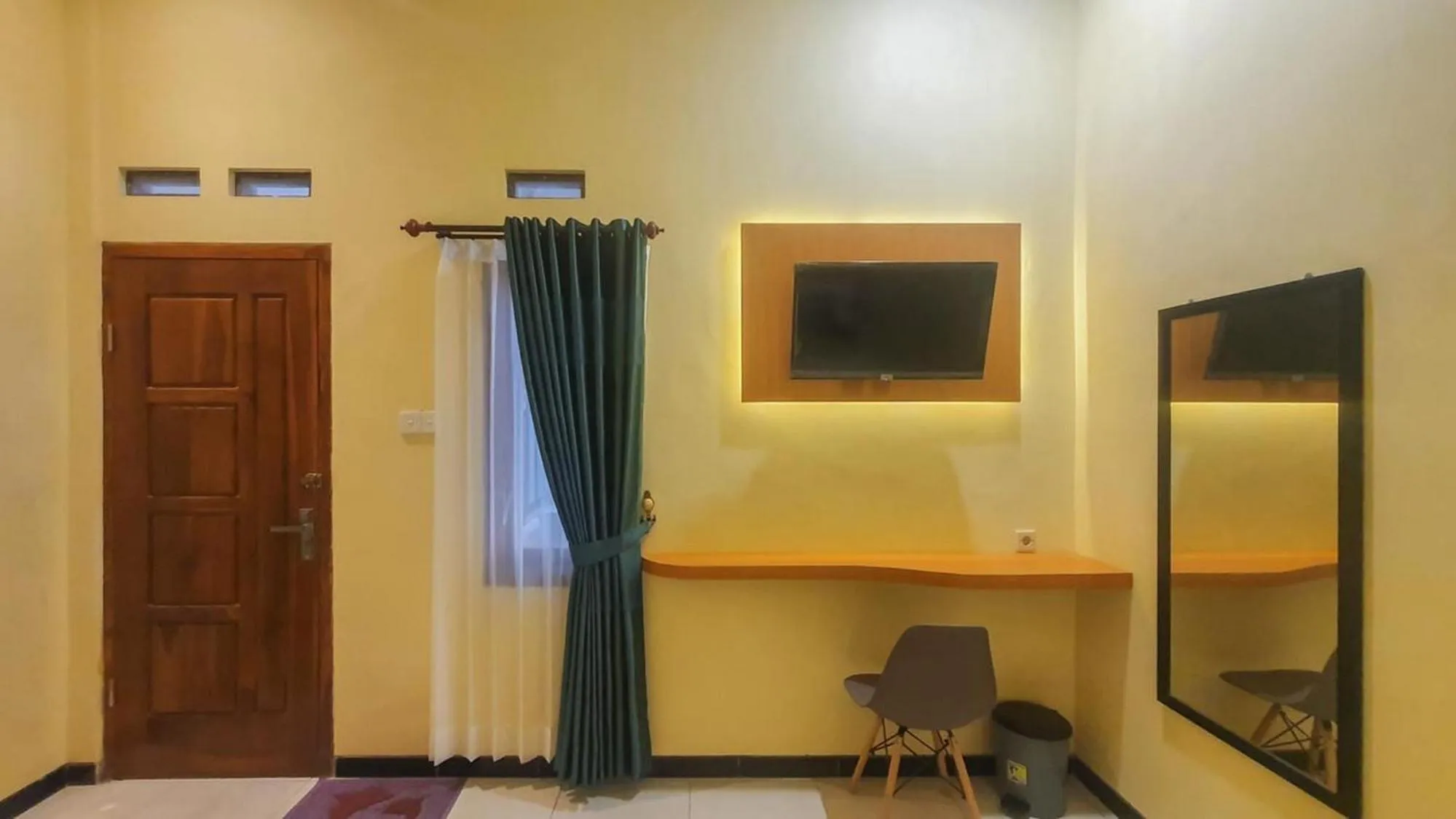 TV and multimedia in Urbanview Hotel Sakura Kampung Inggris Pare by RedDoorz