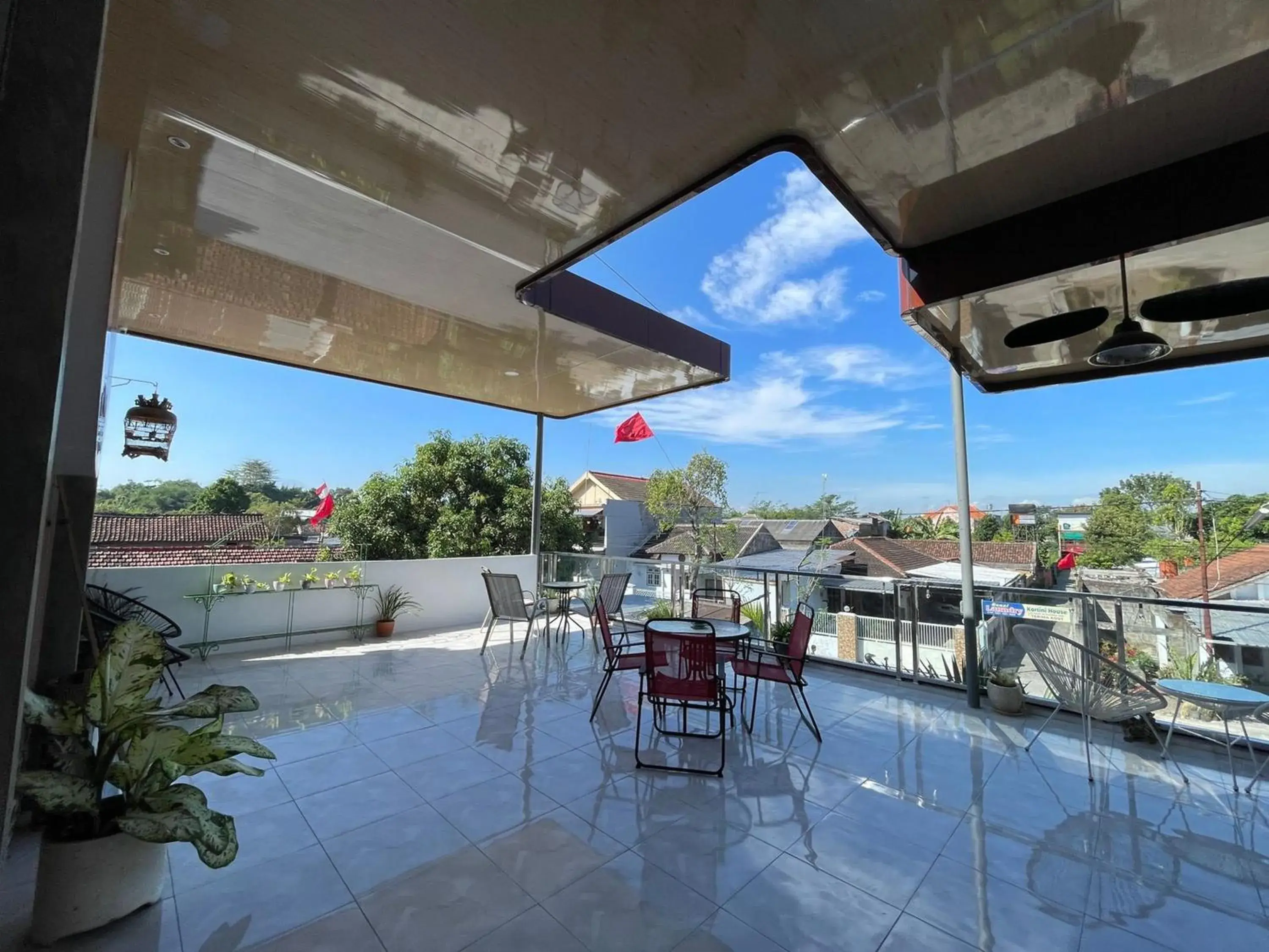 Seating area in Urbanview Hotel Sakura Kampung Inggris Pare by RedDoorz Seating area in Urbanview Hotel Sakura Kampung Inggris Pare by RedDoorz