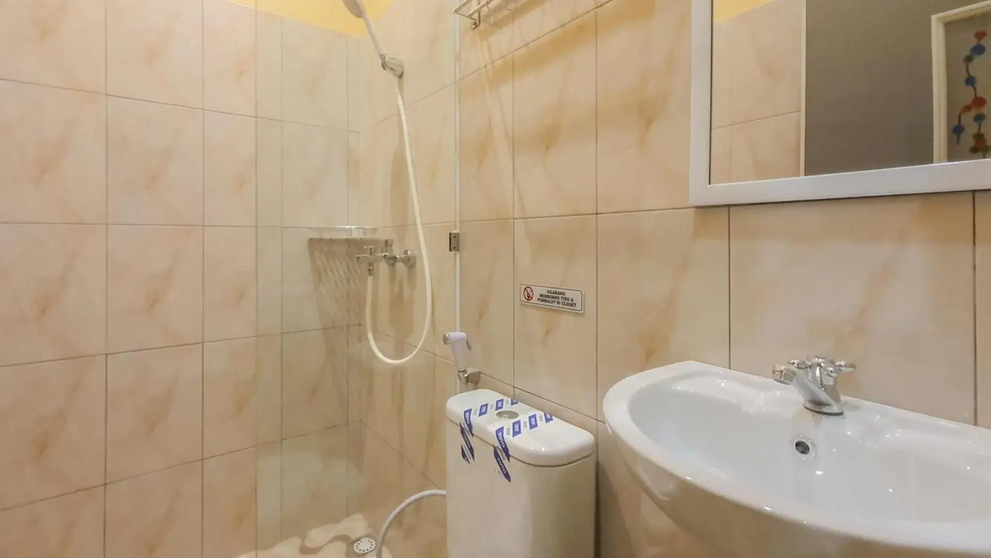 Shower in Urbanview Hotel Sakura Kampung Inggris Pare by RedDoorz Shower in Urbanview Hotel Sakura Kampung Inggris Pare by RedDoorz