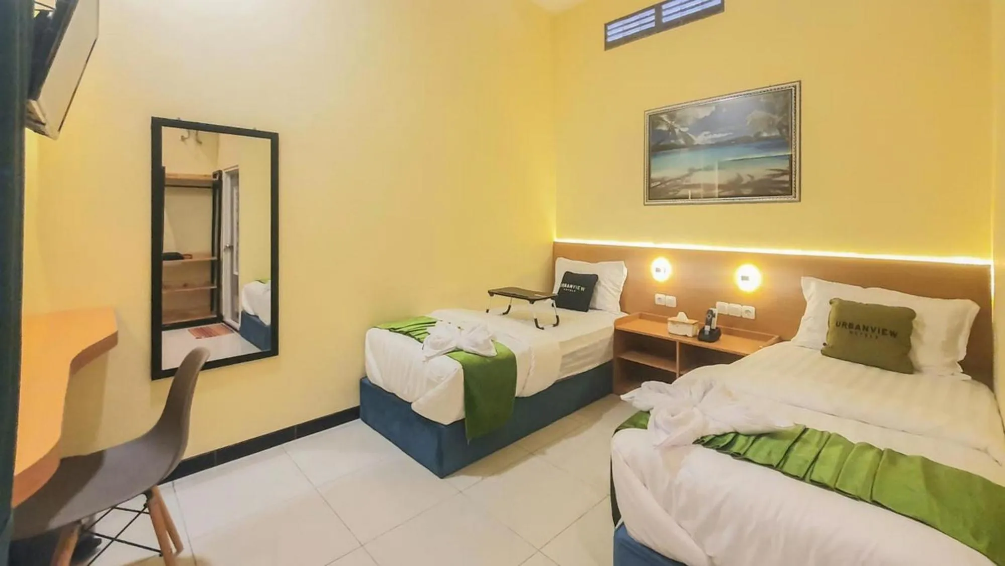 Bed in Urbanview Hotel Sakura Kampung Inggris Pare by RedDoorz