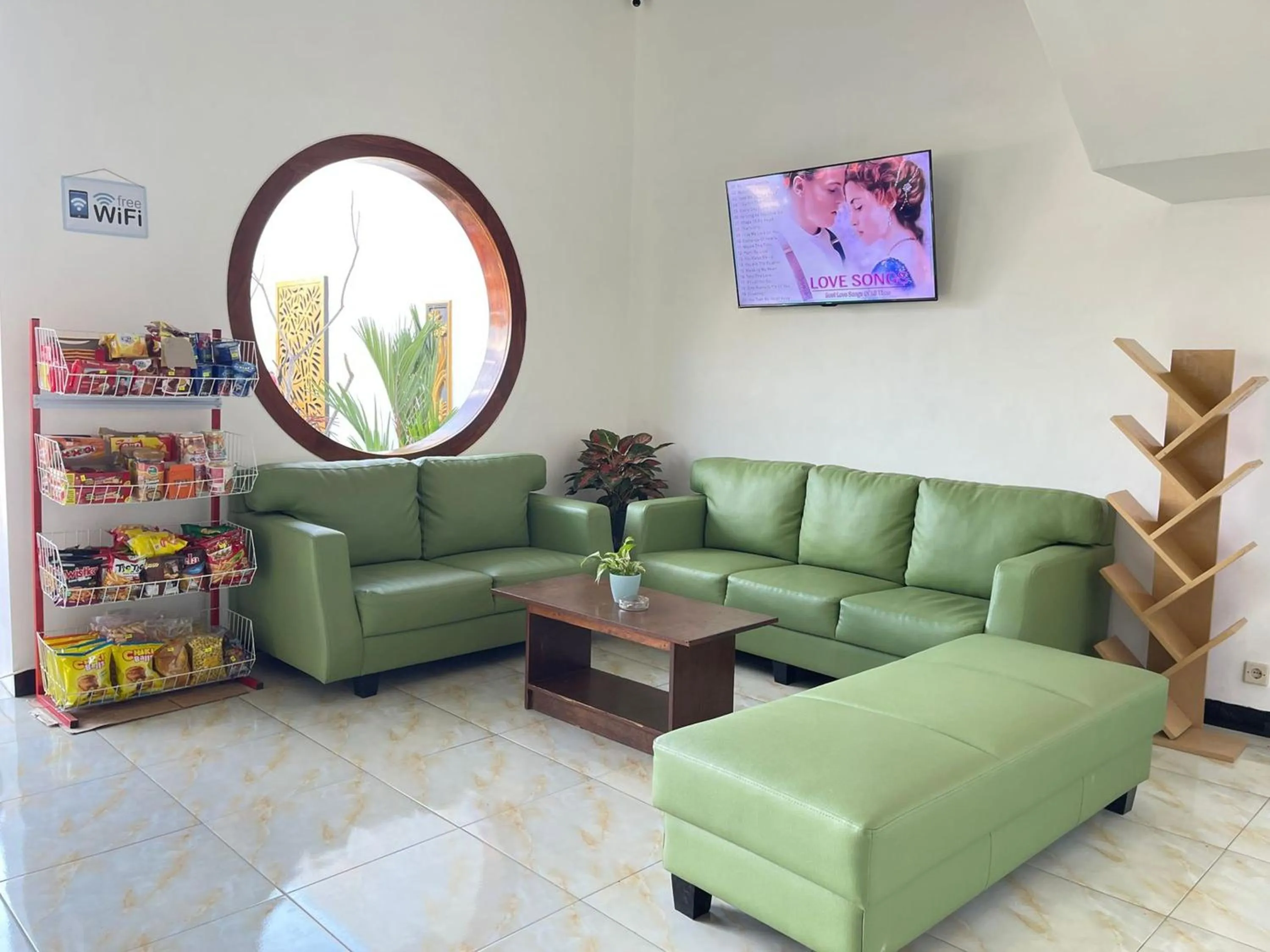 Seating area in Urbanview Hotel Sakura Kampung Inggris Pare by RedDoorz