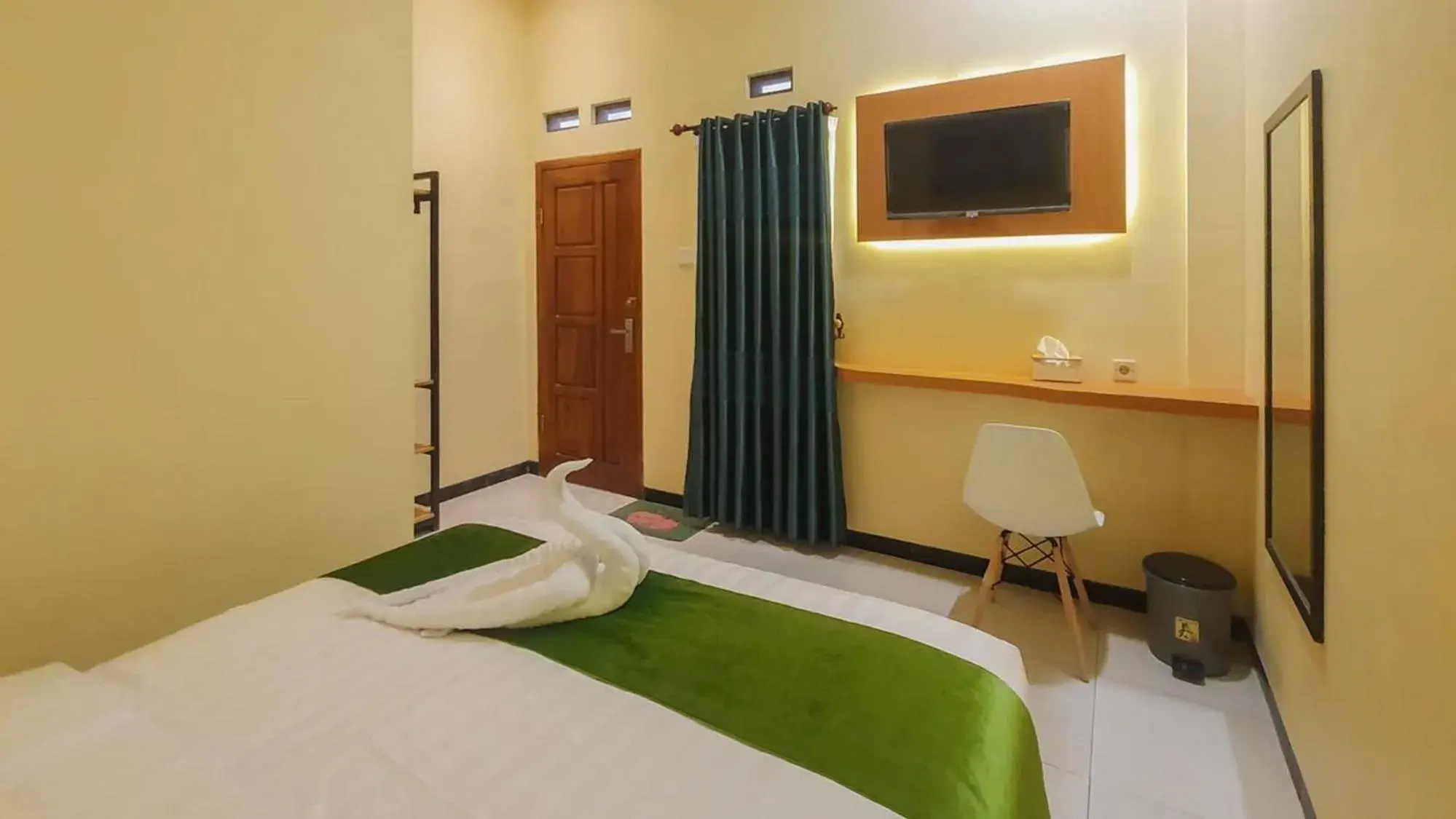 Bed in Urbanview Hotel Sakura Kampung Inggris Pare by RedDoorz Bed in Urbanview Hotel Sakura Kampung Inggris Pare by RedDoorz