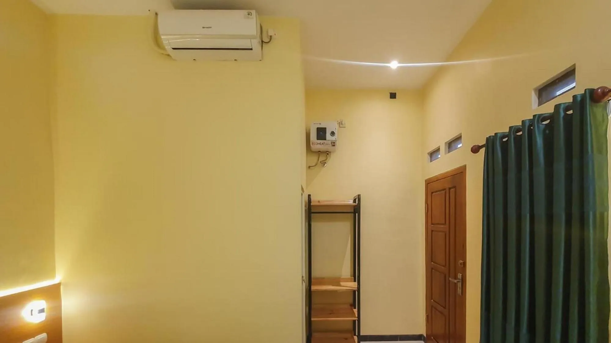 Bedroom in Urbanview Hotel Sakura Kampung Inggris Pare by RedDoorz