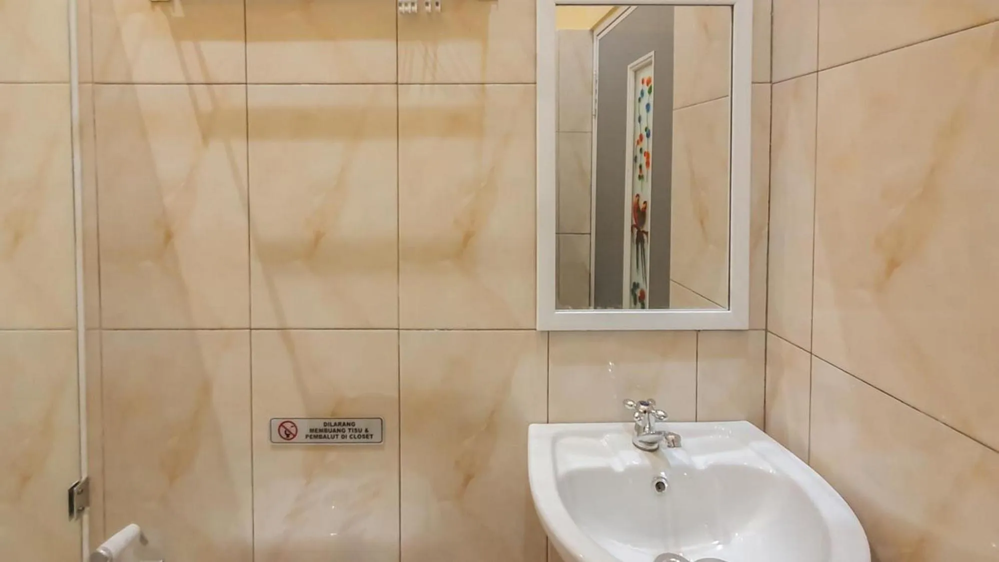 Shower in Urbanview Hotel Sakura Kampung Inggris Pare by RedDoorz