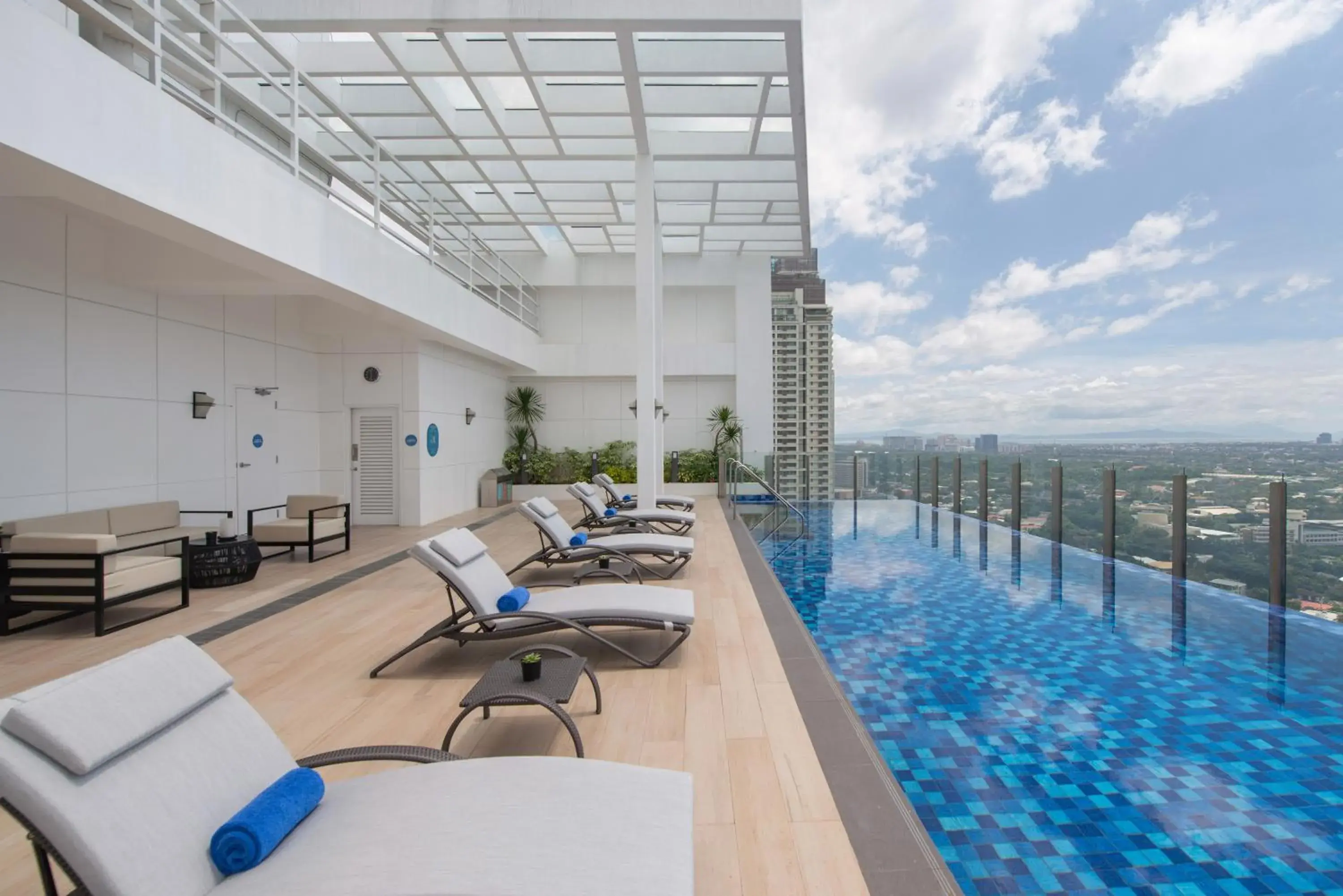 Swimming pool in Citadines Benavidez Makati Swimming pool in Citadines Benavidez Makati