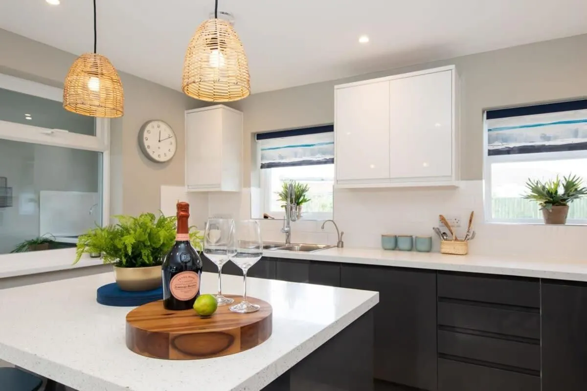 Bosham 3 BR Beach House with Garden & Playhouse