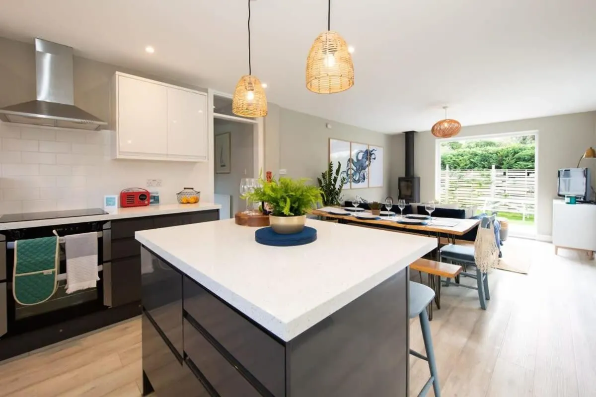 Bosham 3 BR Beach House with Garden & Playhouse