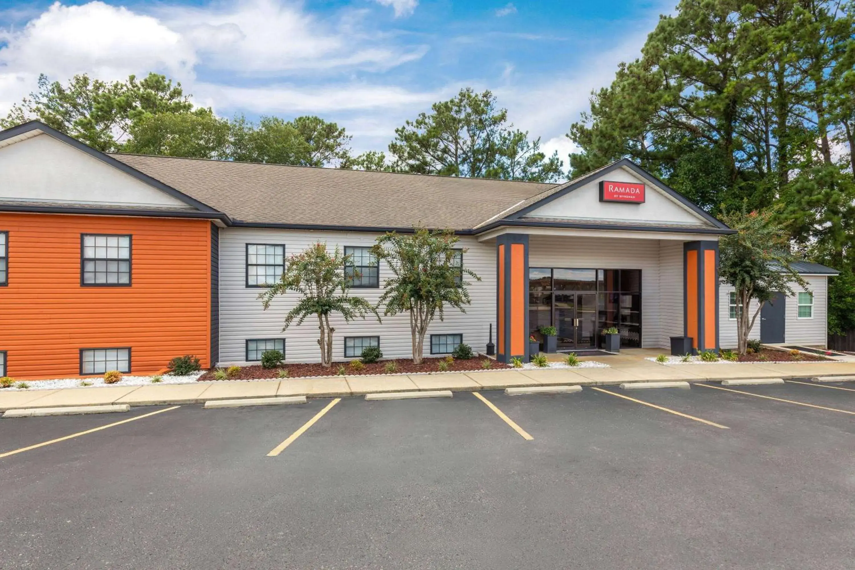 Property building in Ramada by Wyndham Studio Suites Dothan Property building in Ramada by Wyndham Studio Suites Dothan