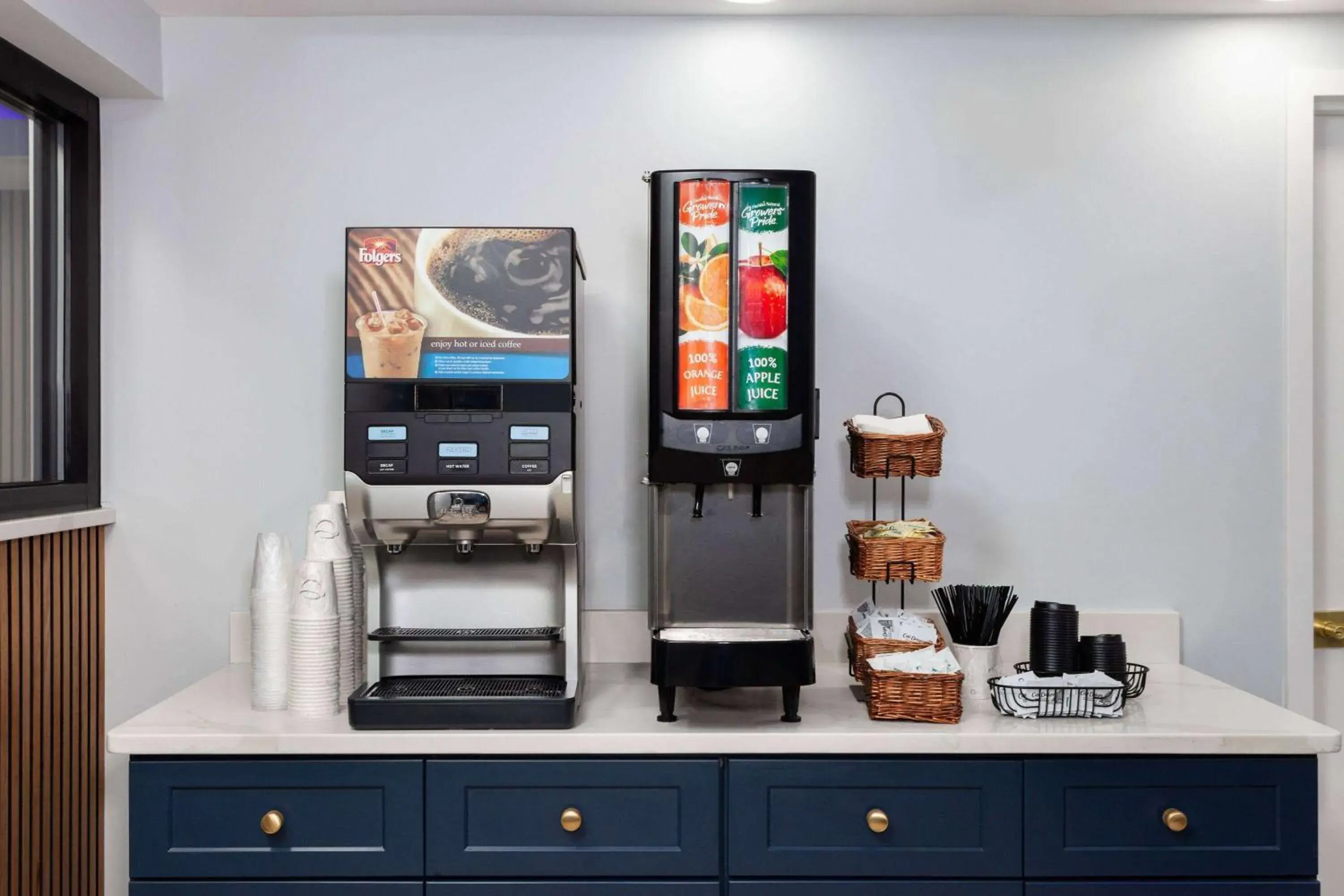 Property building in Super 8 by Wyndham Baltimore Northwest Property building in Super 8 by Wyndham Baltimore Northwest