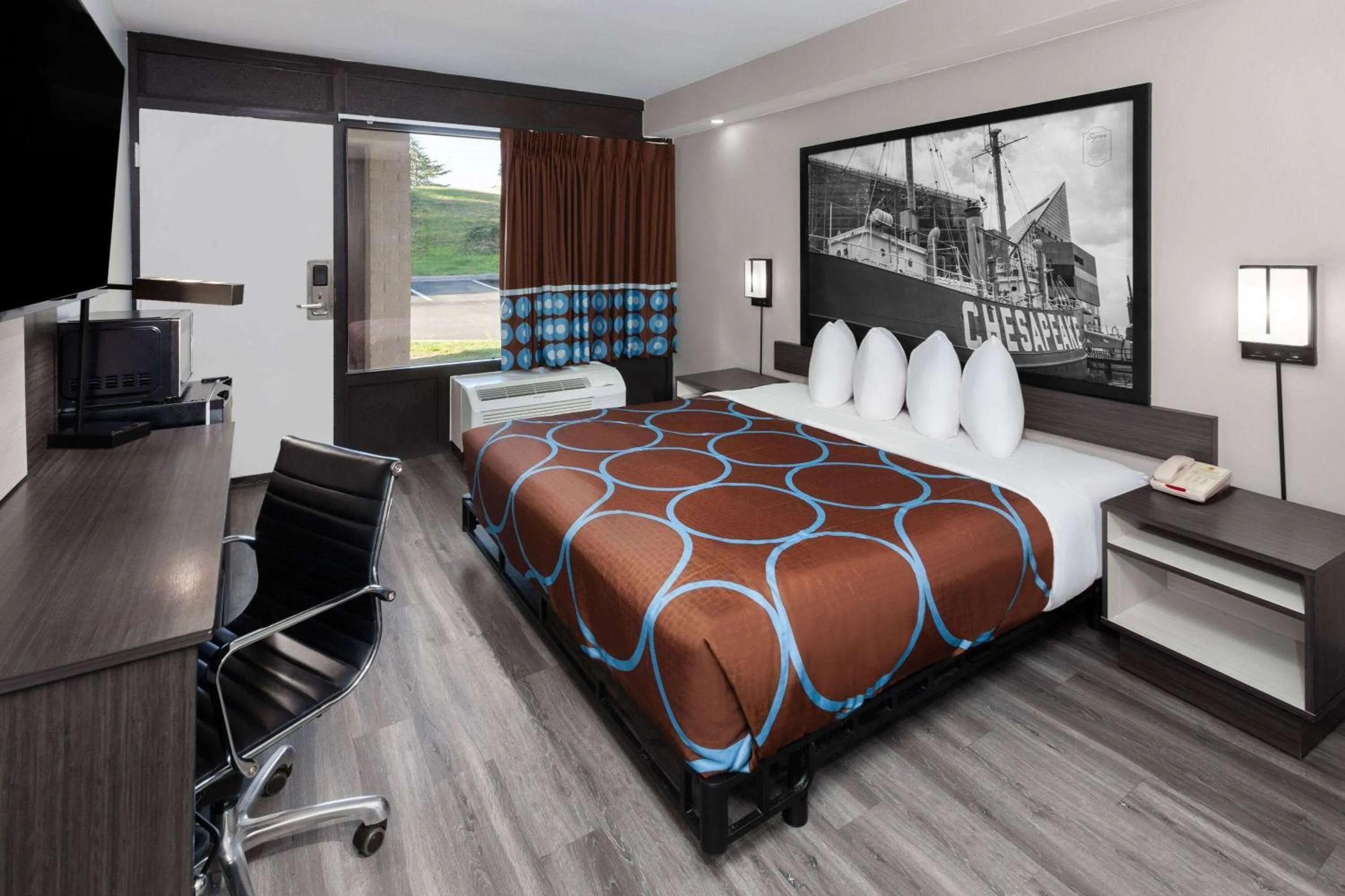 Photo of the whole room, Bed in Super 8 by Wyndham Baltimore Northwest