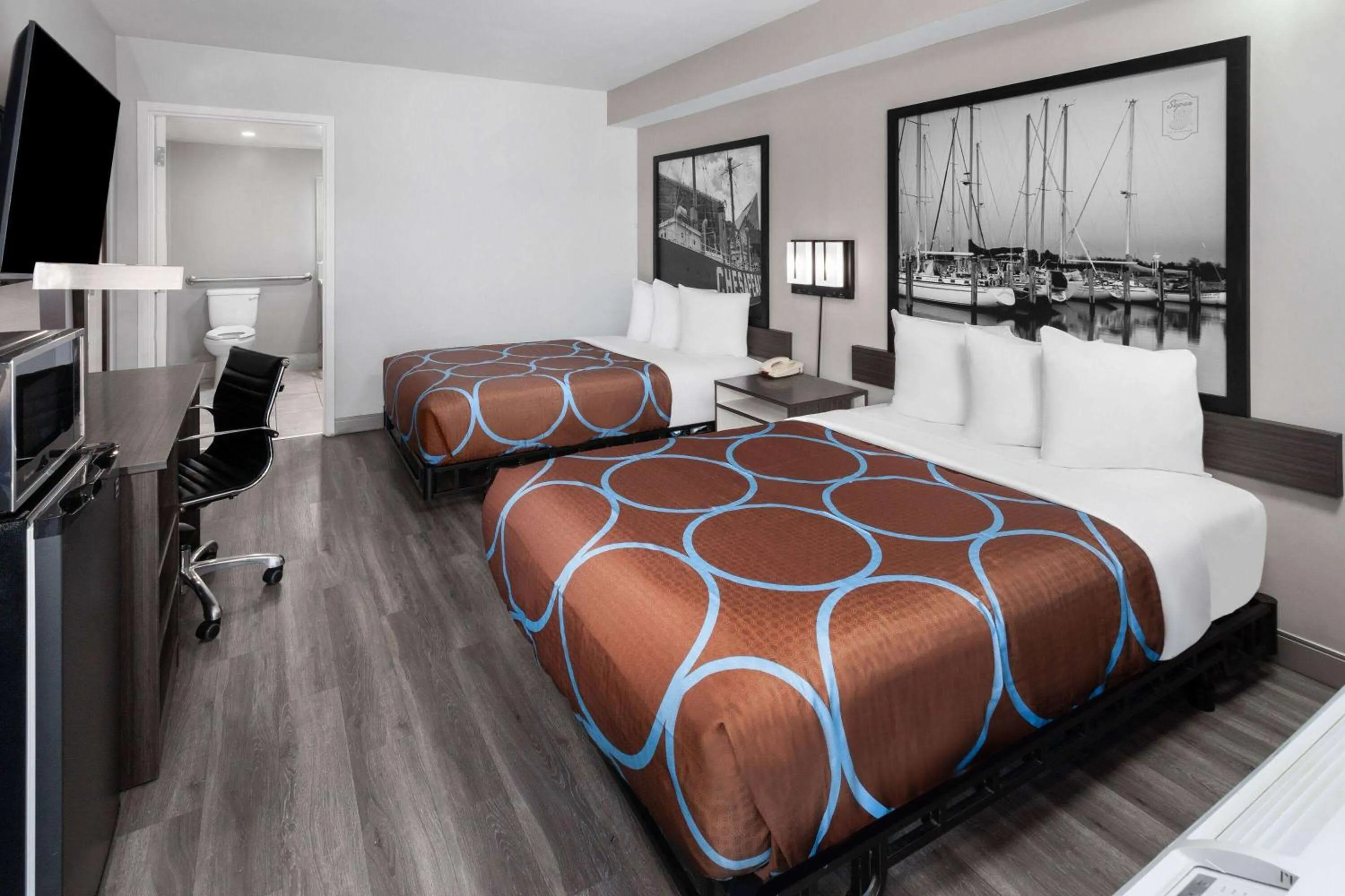 Photo of the whole room, Bed in Super 8 by Wyndham Baltimore Northwest