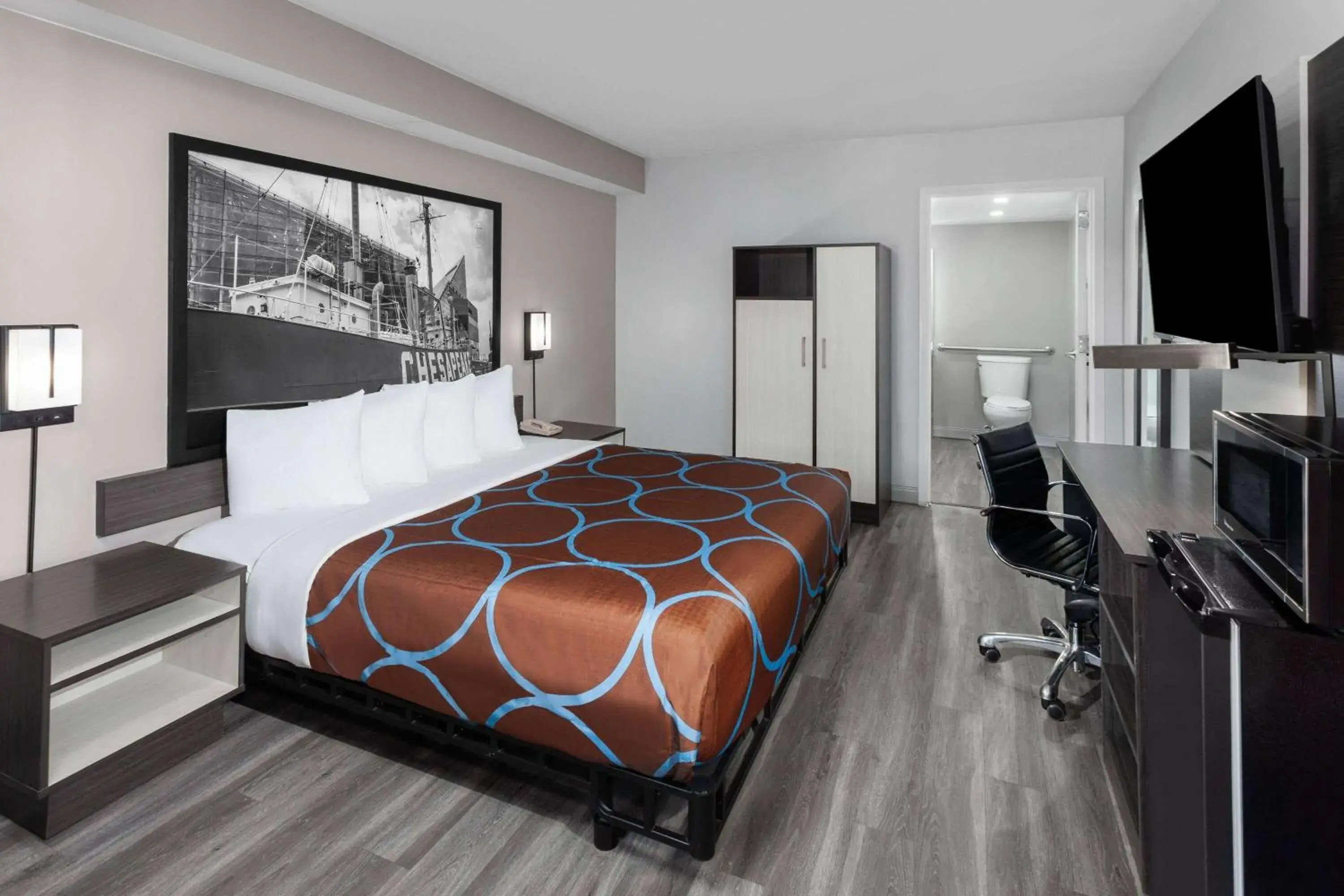 King Room with Tub and Grab Bars - Mobility/Hearing Accessible - Non-Smoking in Super 8 by Wyndham Baltimore Northwest King Room with Tub and Grab Bars - Mobility/Hearing Accessible - Non-Smoking in Super 8 by Wyndham Baltimore Northwest