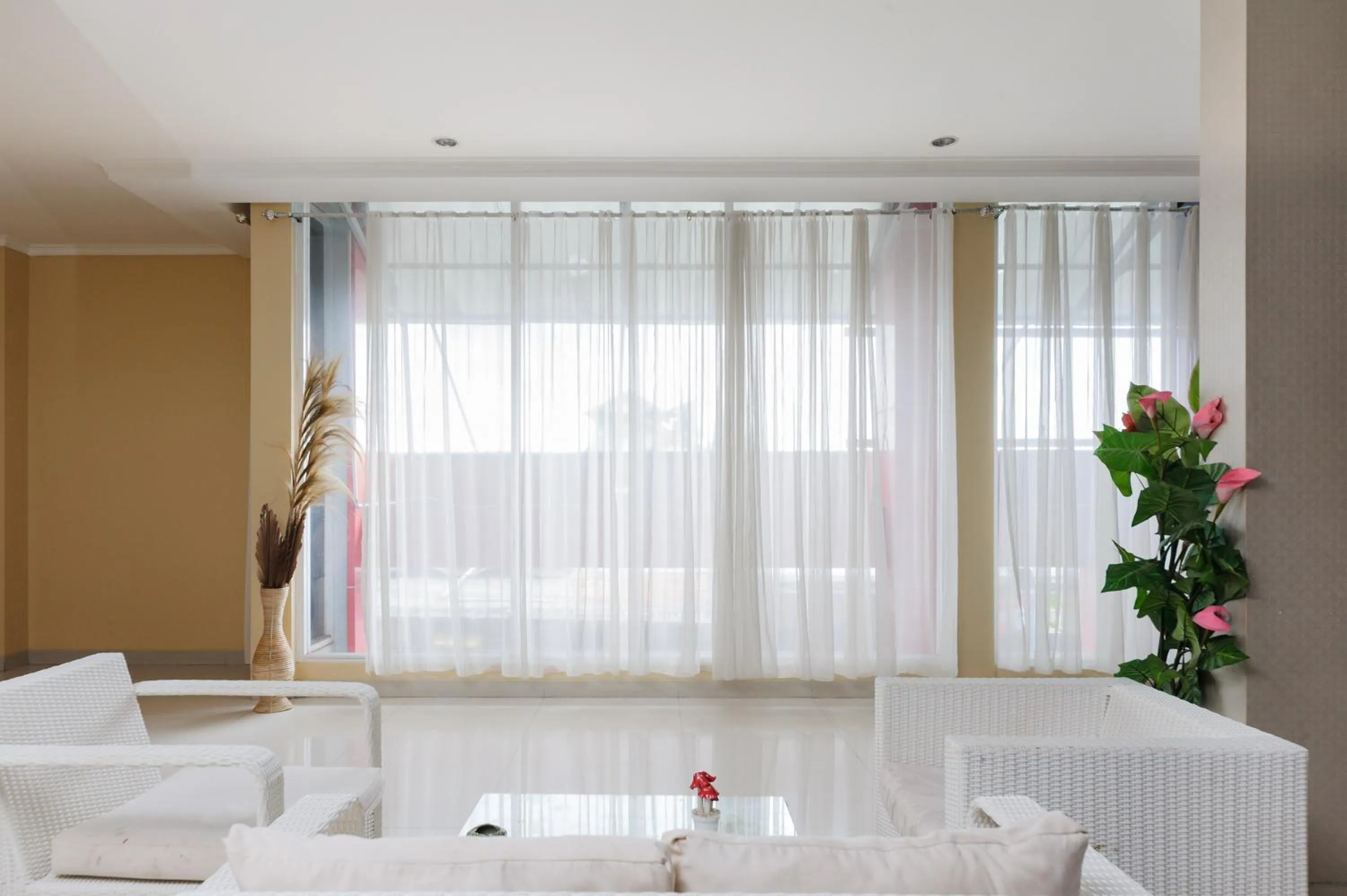 Seating area in Urbanview Hotel Niraz Banjarmasin by RedDoorz