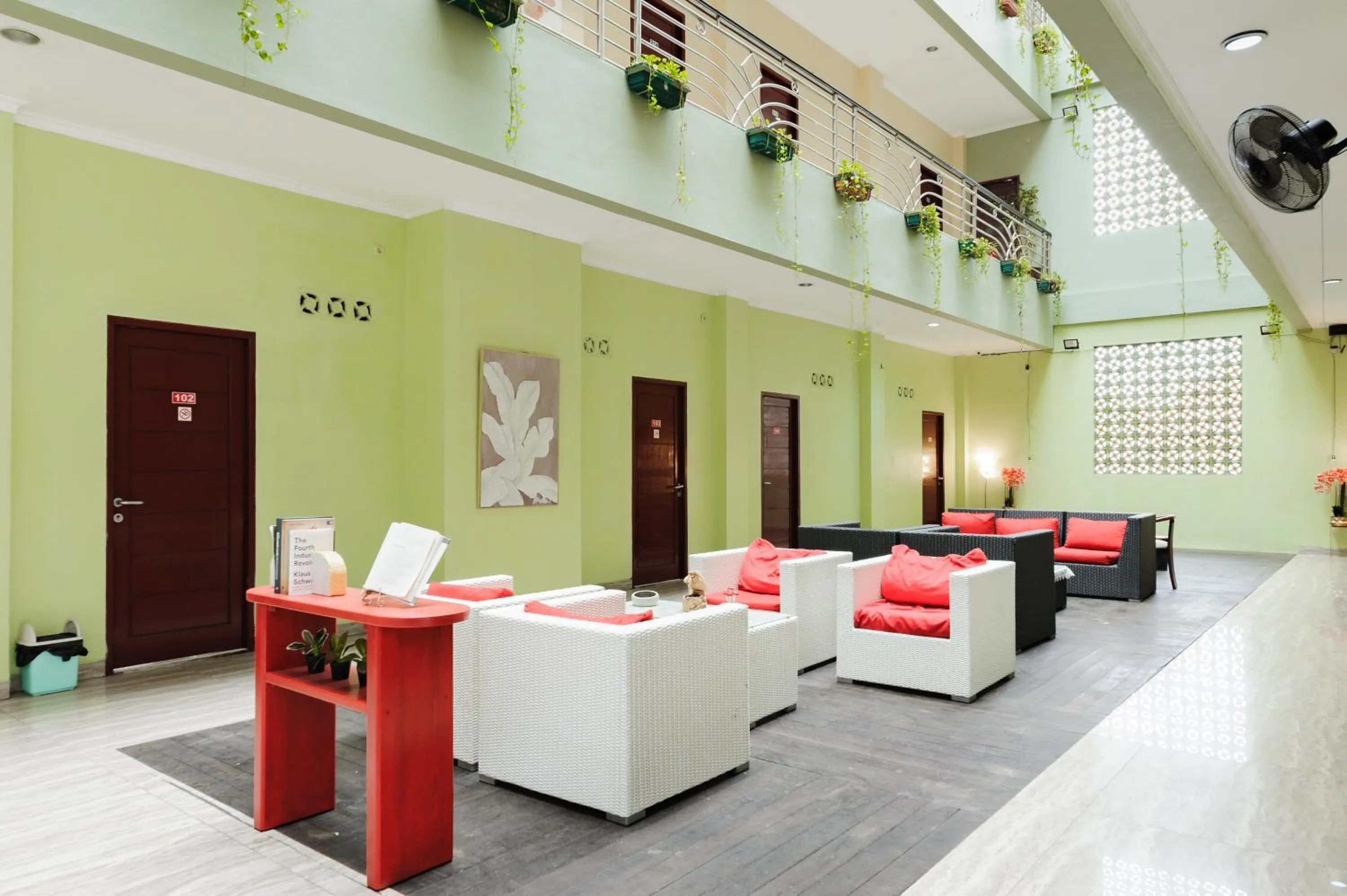 Seating area in Urbanview Hotel Niraz Banjarmasin by RedDoorz