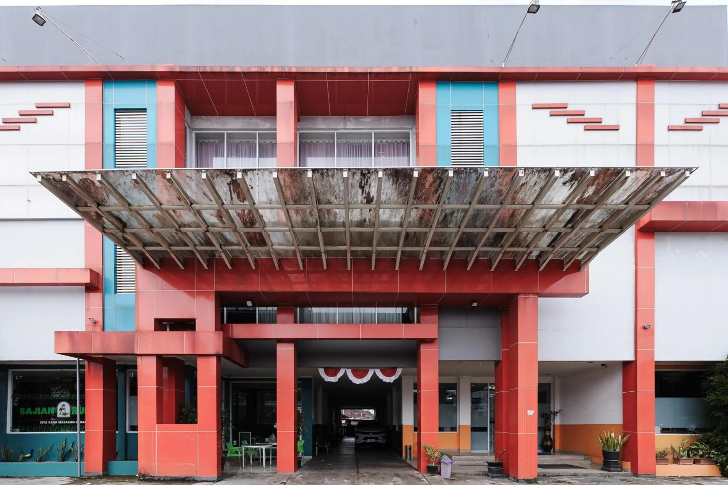 Facade/entrance in Urbanview Hotel Niraz Banjarmasin by RedDoorz