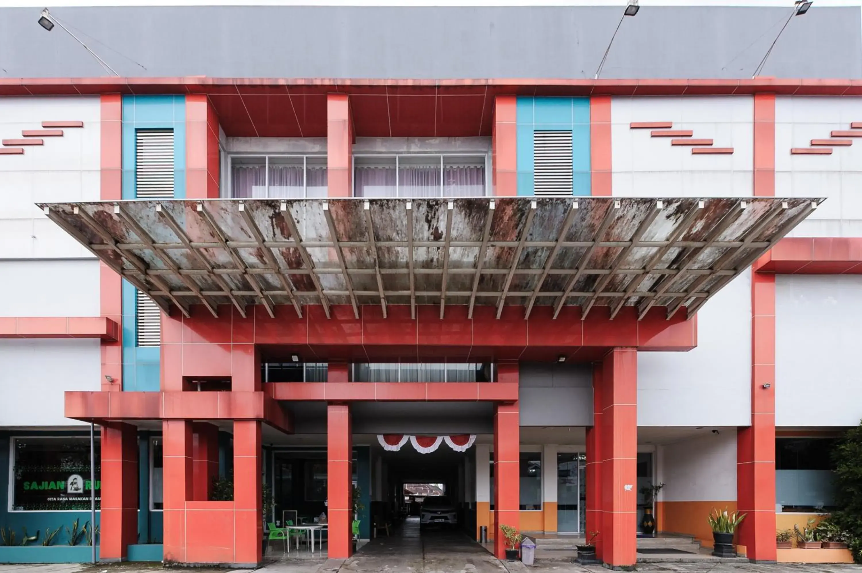 Facade/entrance in Urbanview Hotel Niraz Banjarmasin by RedDoorz Facade/entrance in Urbanview Hotel Niraz Banjarmasin by RedDoorz