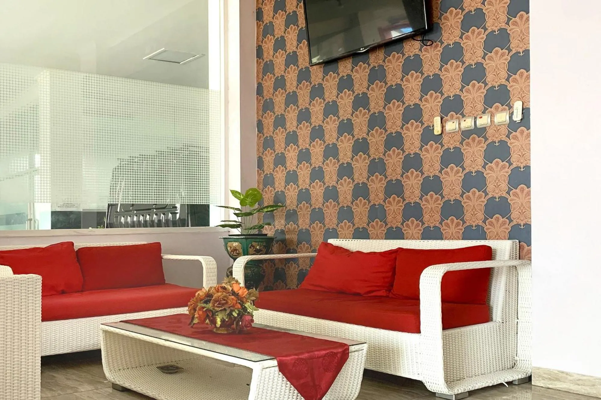 Seating area in Urbanview Hotel Niraz Syariah Banjarmasin by RedDoorz