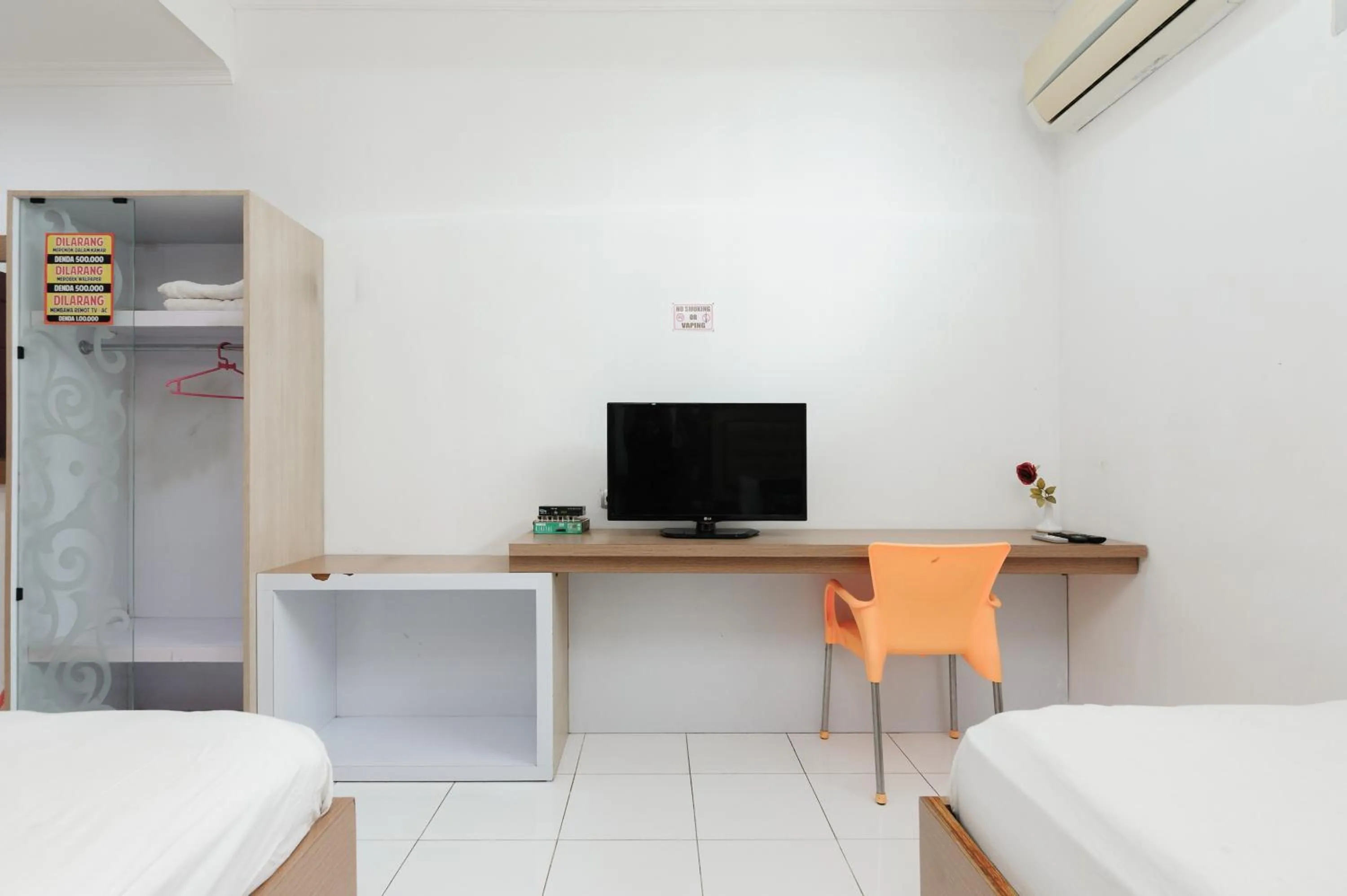 Bedroom, Bed in Urbanview Hotel Niraz Banjarmasin by RedDoorz