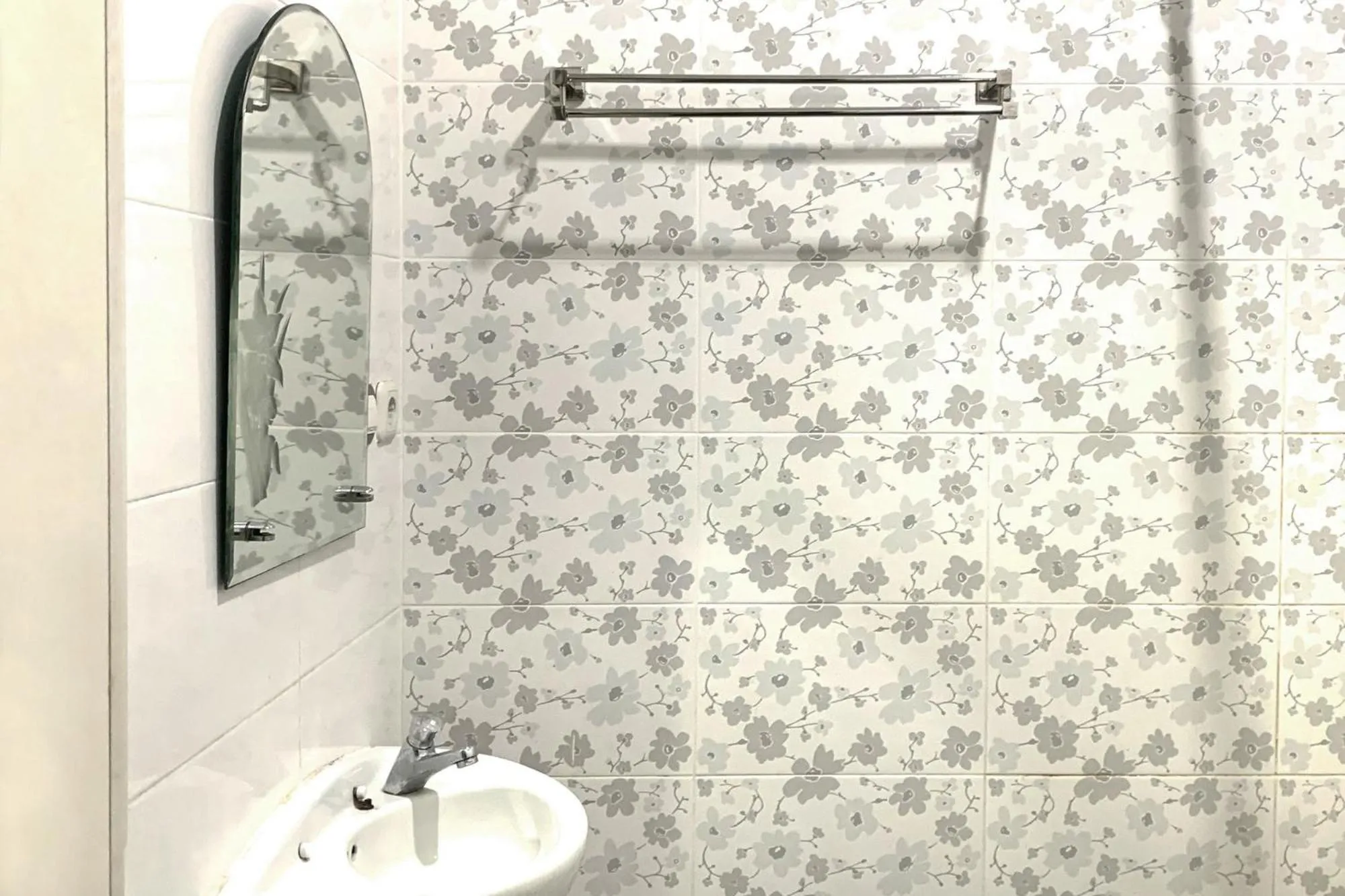 Shower in Urbanview Hotel Niraz Syariah Banjarmasin by RedDoorz