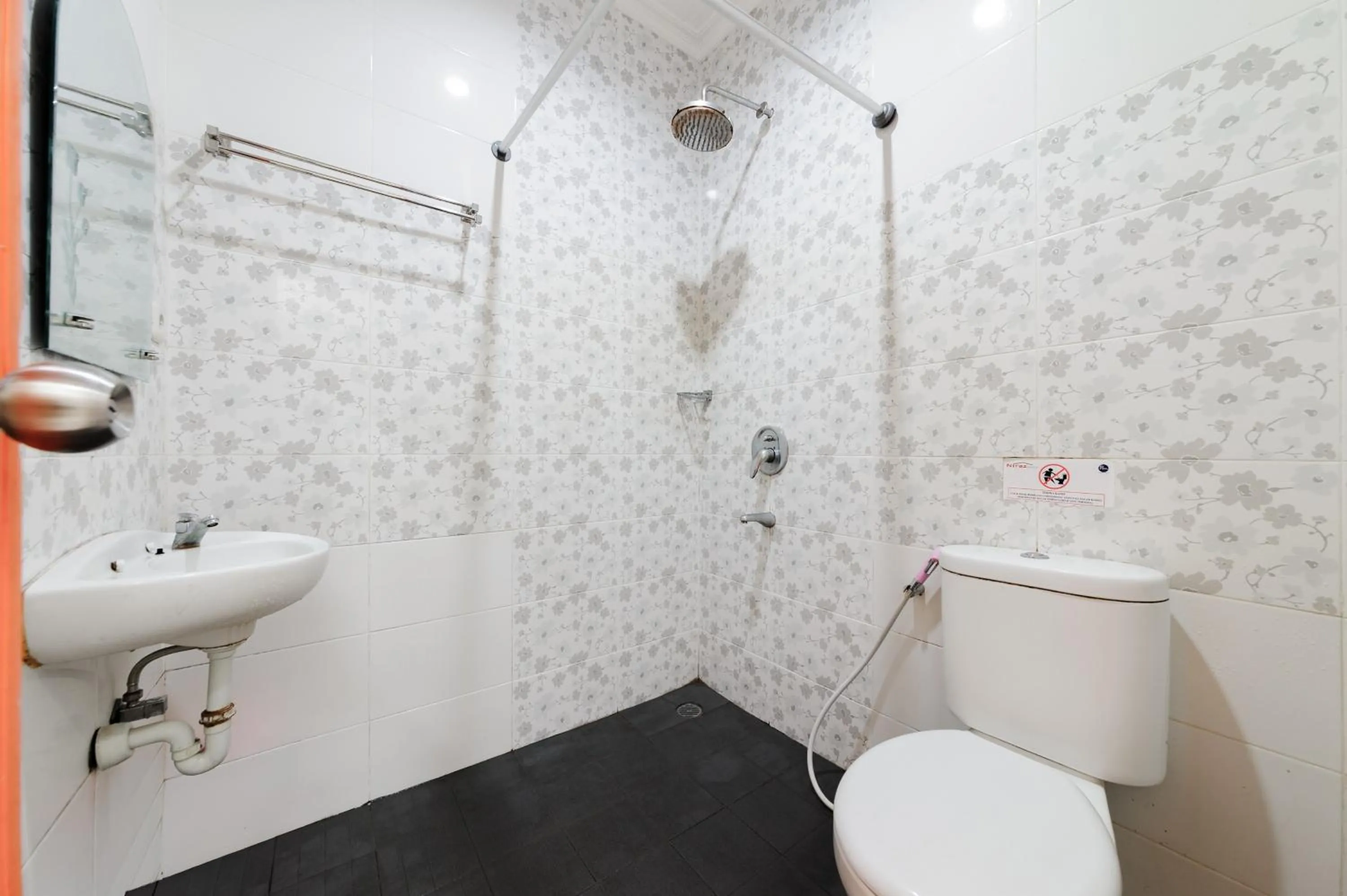Bathroom in Urbanview Hotel Niraz Banjarmasin by RedDoorz