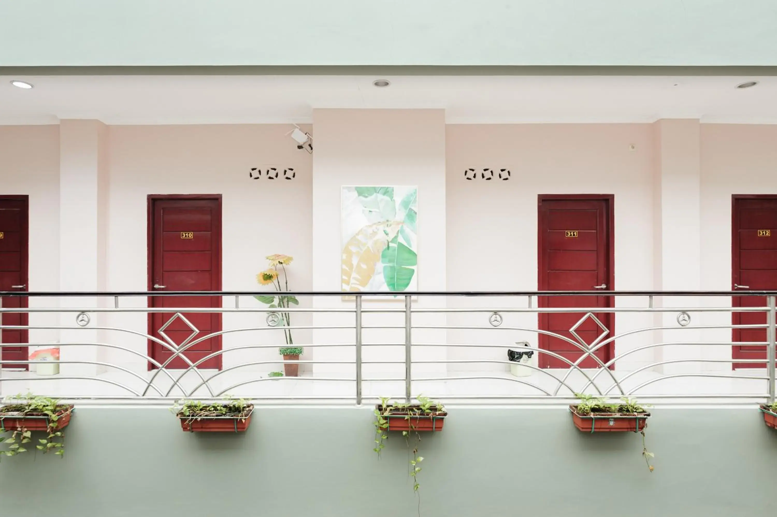 Property building in Urbanview Hotel Niraz Banjarmasin by RedDoorz Property building in Urbanview Hotel Niraz Banjarmasin by RedDoorz