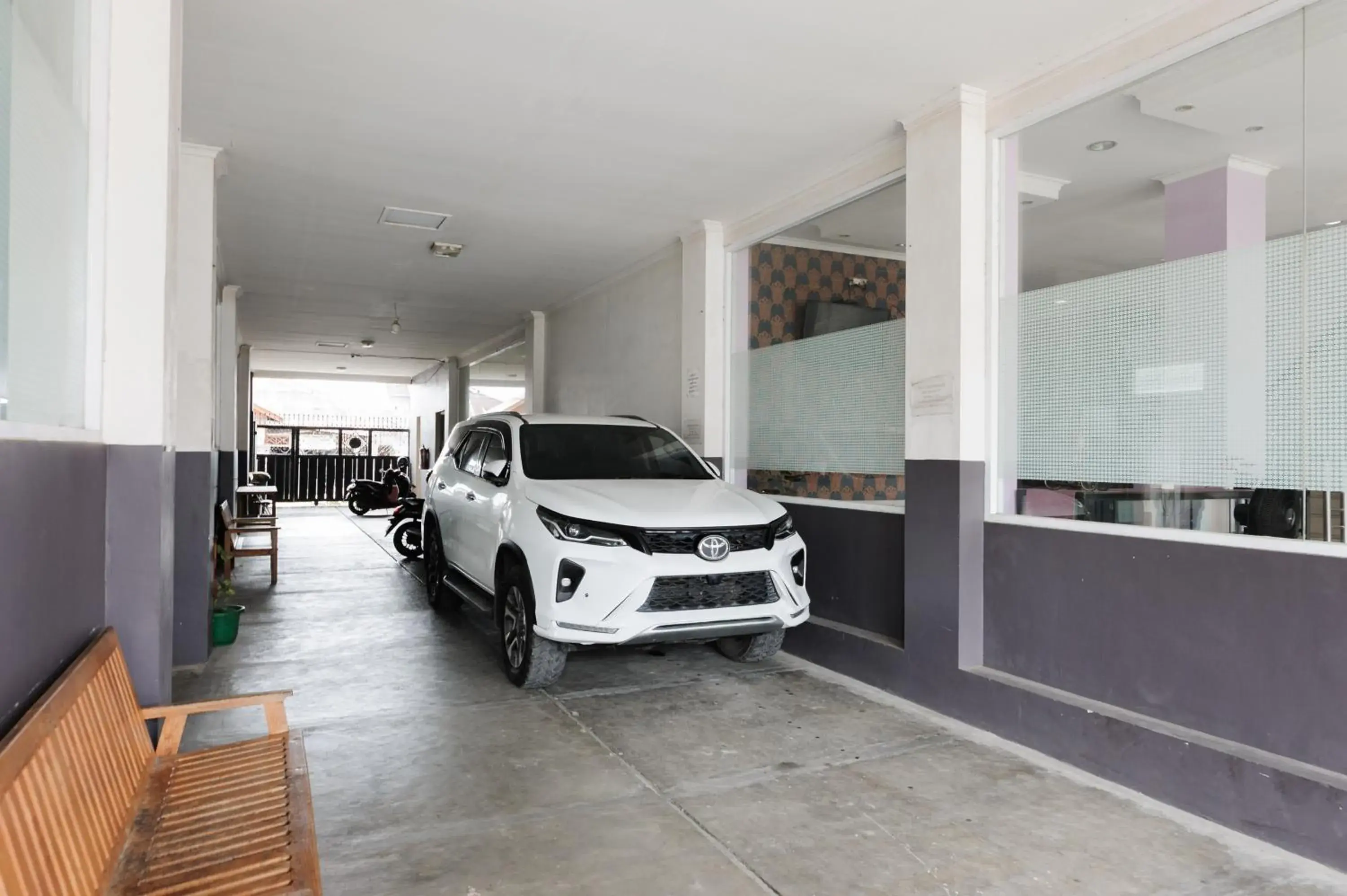 Parking in Urbanview Hotel Niraz Banjarmasin by RedDoorz Parking in Urbanview Hotel Niraz Banjarmasin by RedDoorz