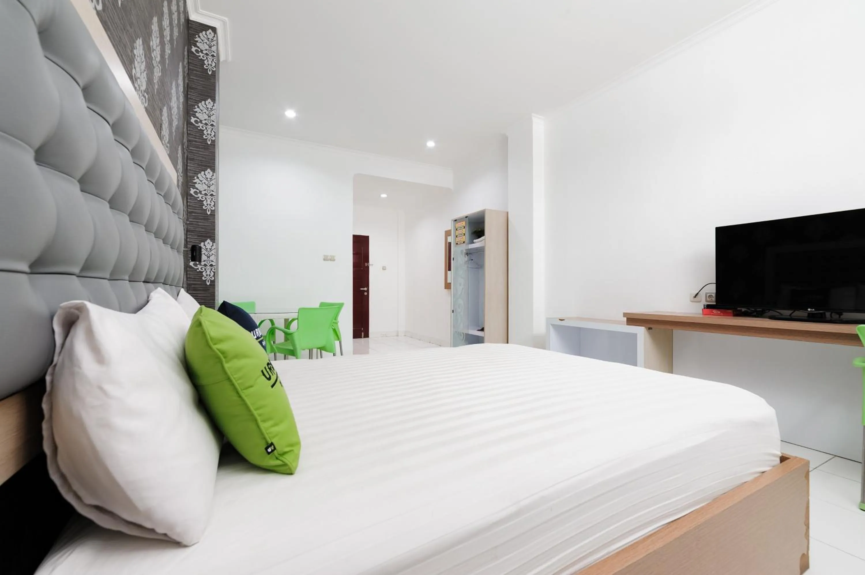 Bedroom, Bed in Urbanview Hotel Niraz Banjarmasin by RedDoorz