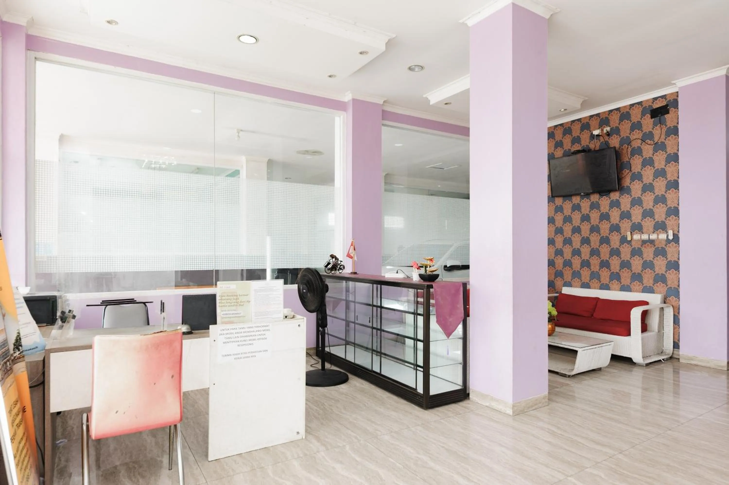 Lobby or reception in Urbanview Hotel Niraz Banjarmasin by RedDoorz