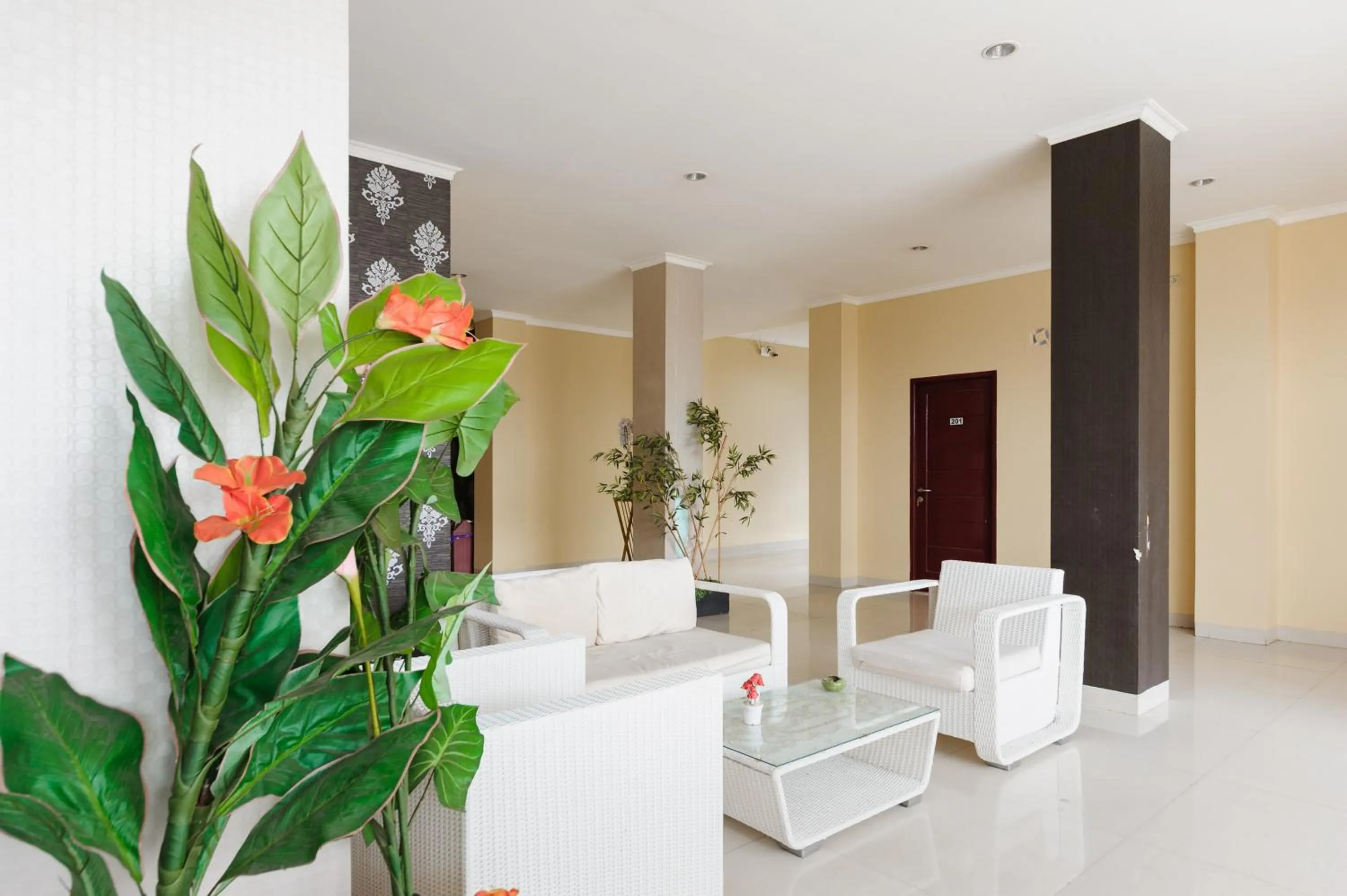 Seating area in Urbanview Hotel Niraz Banjarmasin by RedDoorz