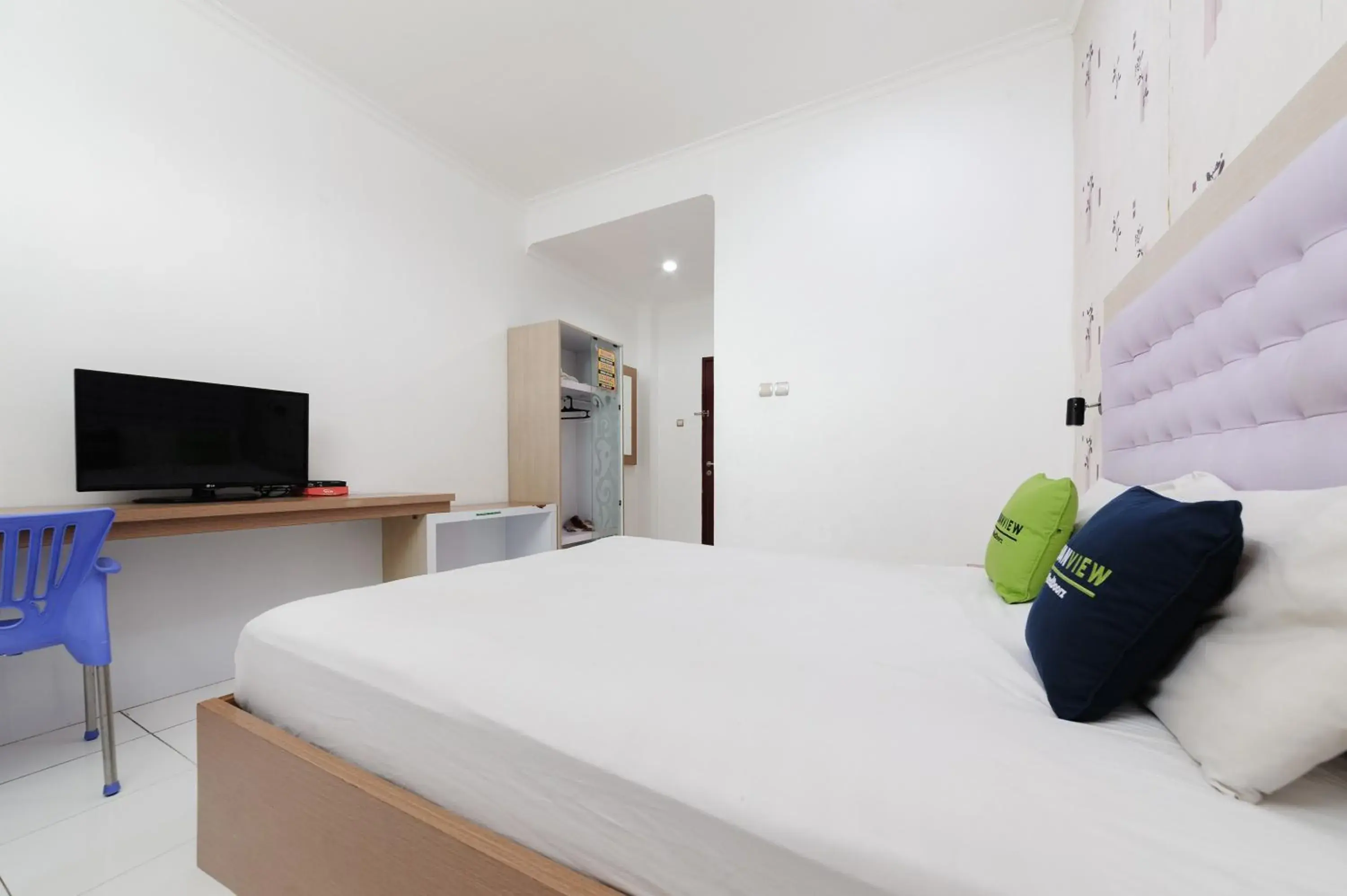 Bedroom, Bed in Urbanview Hotel Niraz Banjarmasin by RedDoorz Bedroom, Bed in Urbanview Hotel Niraz Banjarmasin by RedDoorz