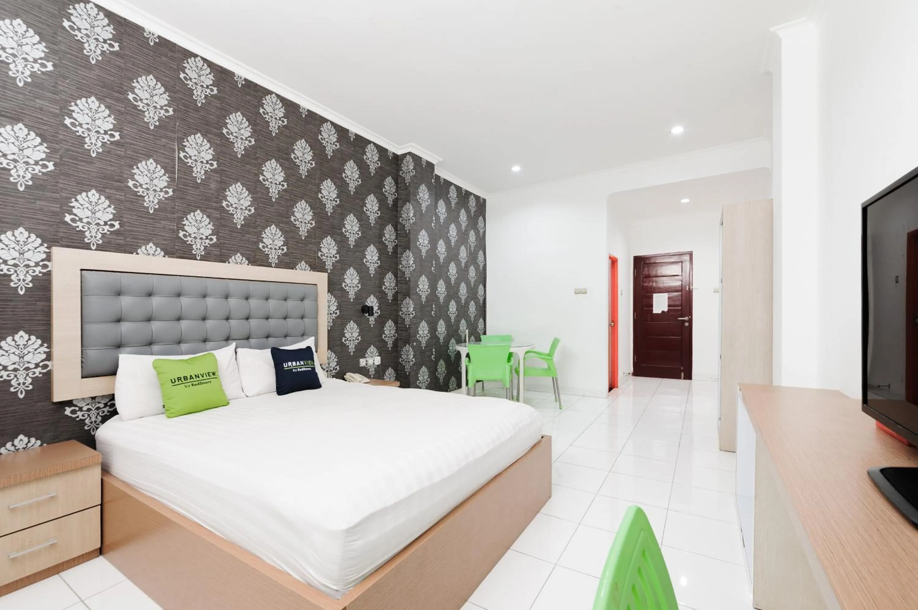 Bedroom, Bed in Urbanview Hotel Niraz Banjarmasin by RedDoorz