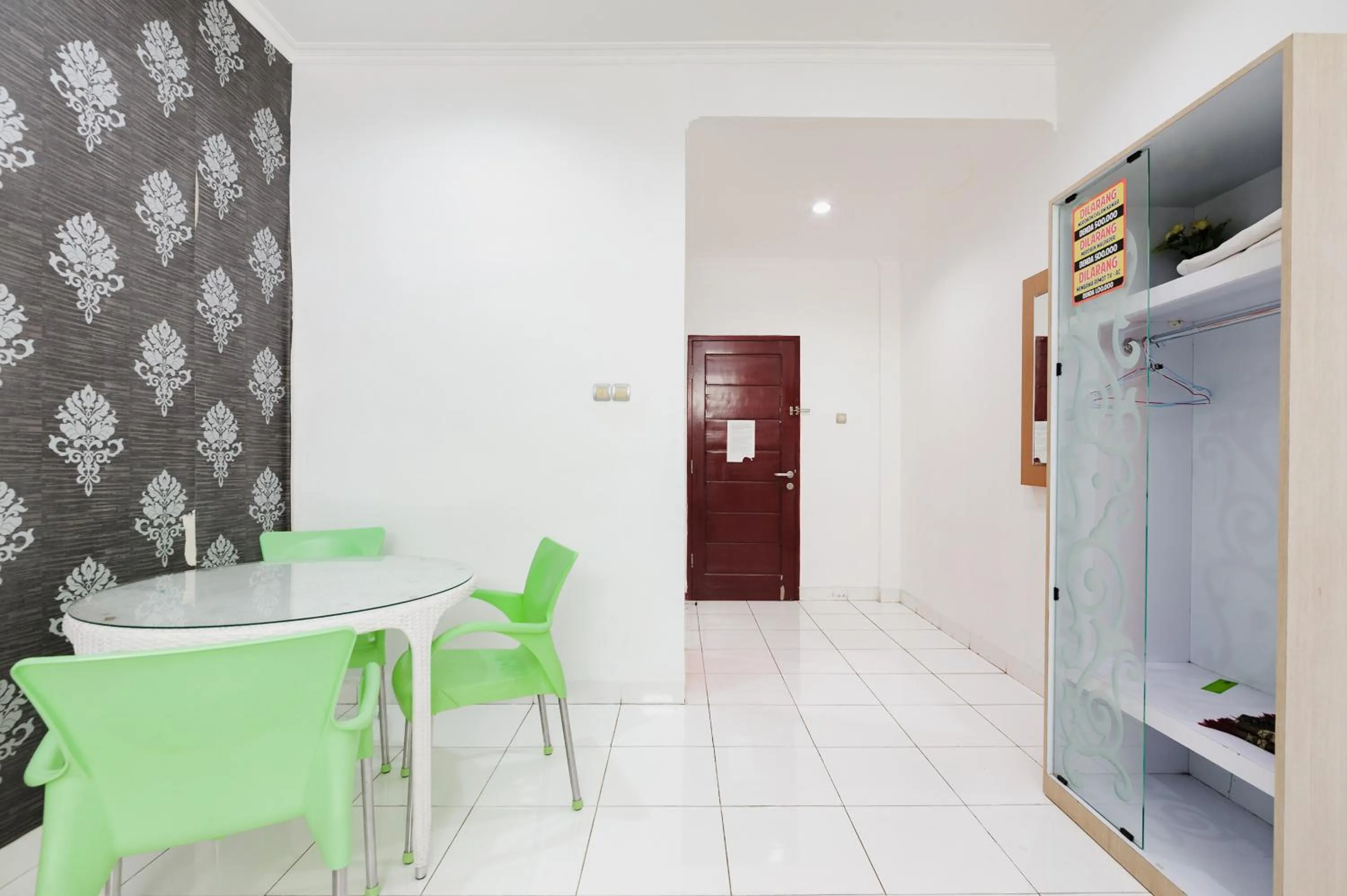 Seating area in Urbanview Hotel Niraz Banjarmasin by RedDoorz