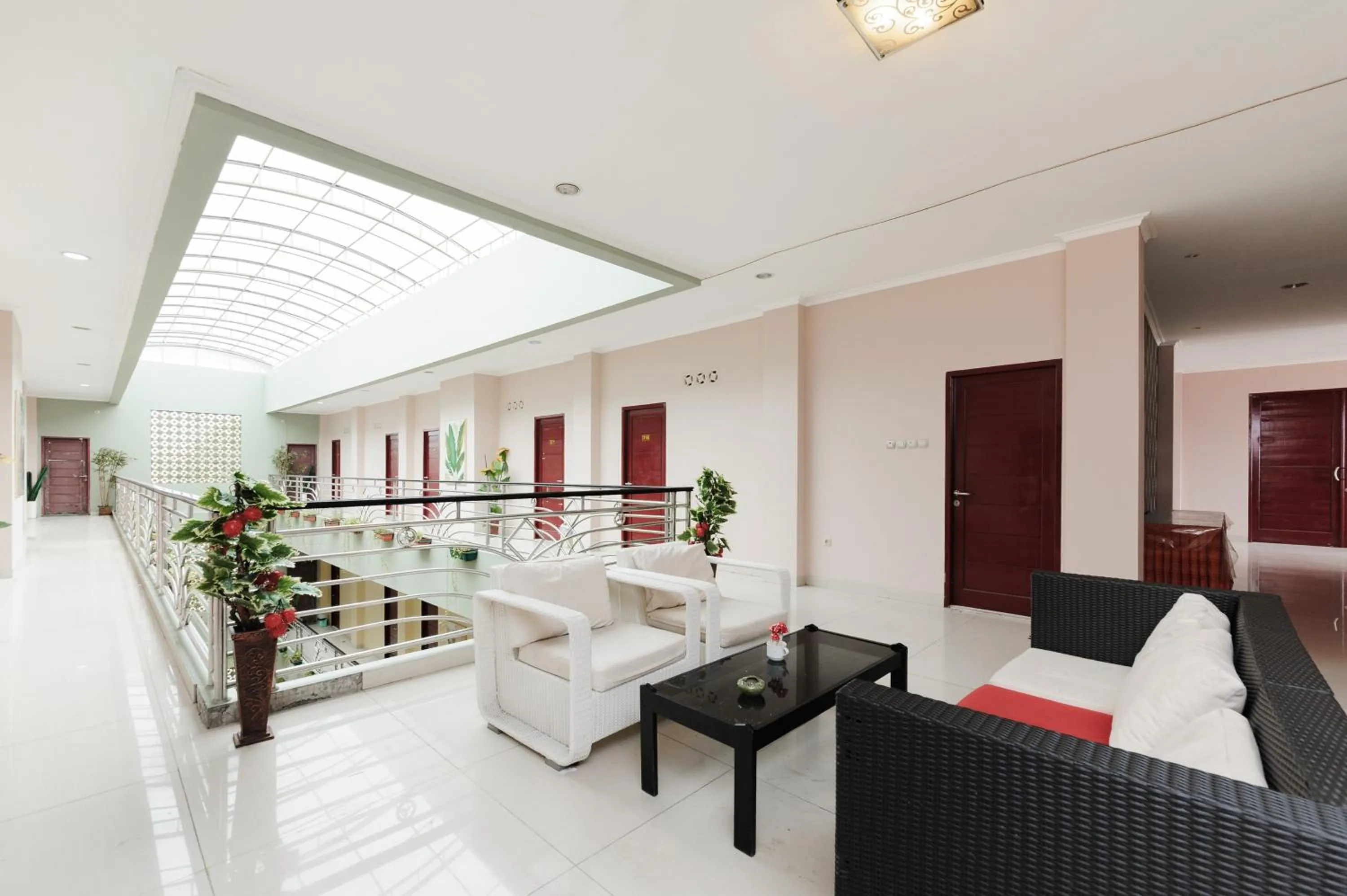 Seating area in Urbanview Hotel Niraz Banjarmasin by RedDoorz