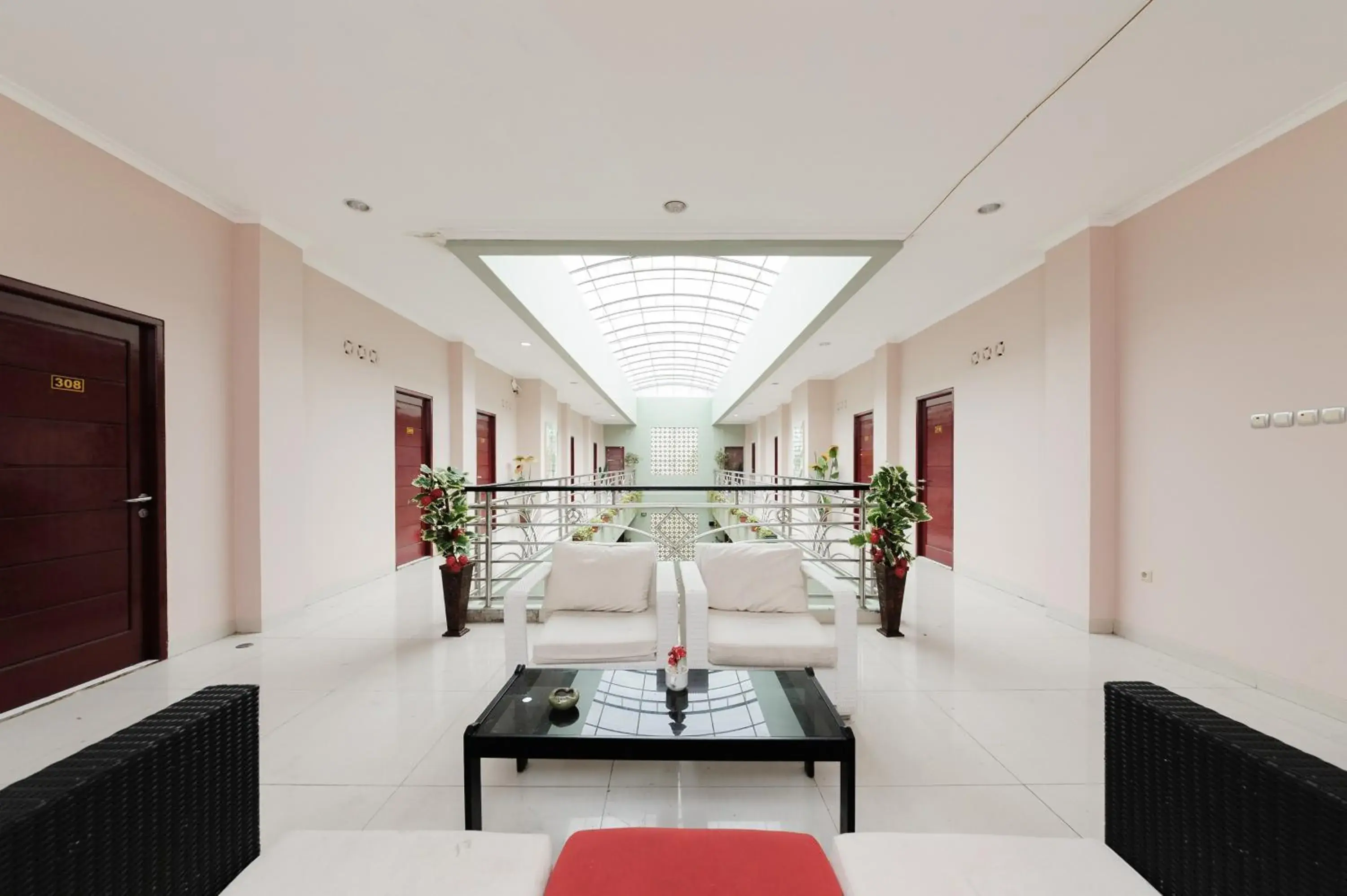 Property building, Bed in Urbanview Hotel Niraz Banjarmasin by RedDoorz Property building, Bed in Urbanview Hotel Niraz Banjarmasin by RedDoorz