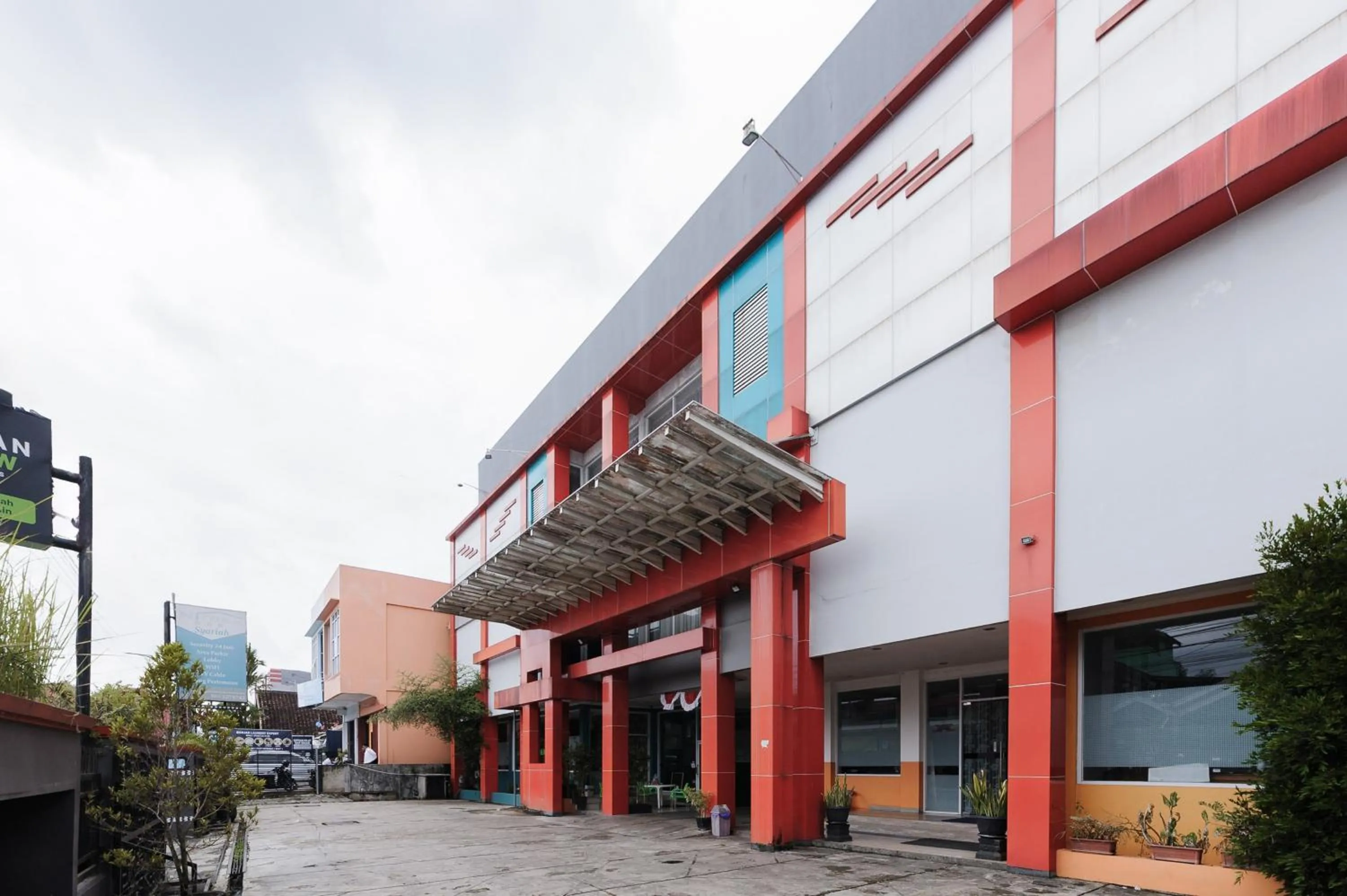 Facade/entrance in Urbanview Hotel Niraz Banjarmasin by RedDoorz