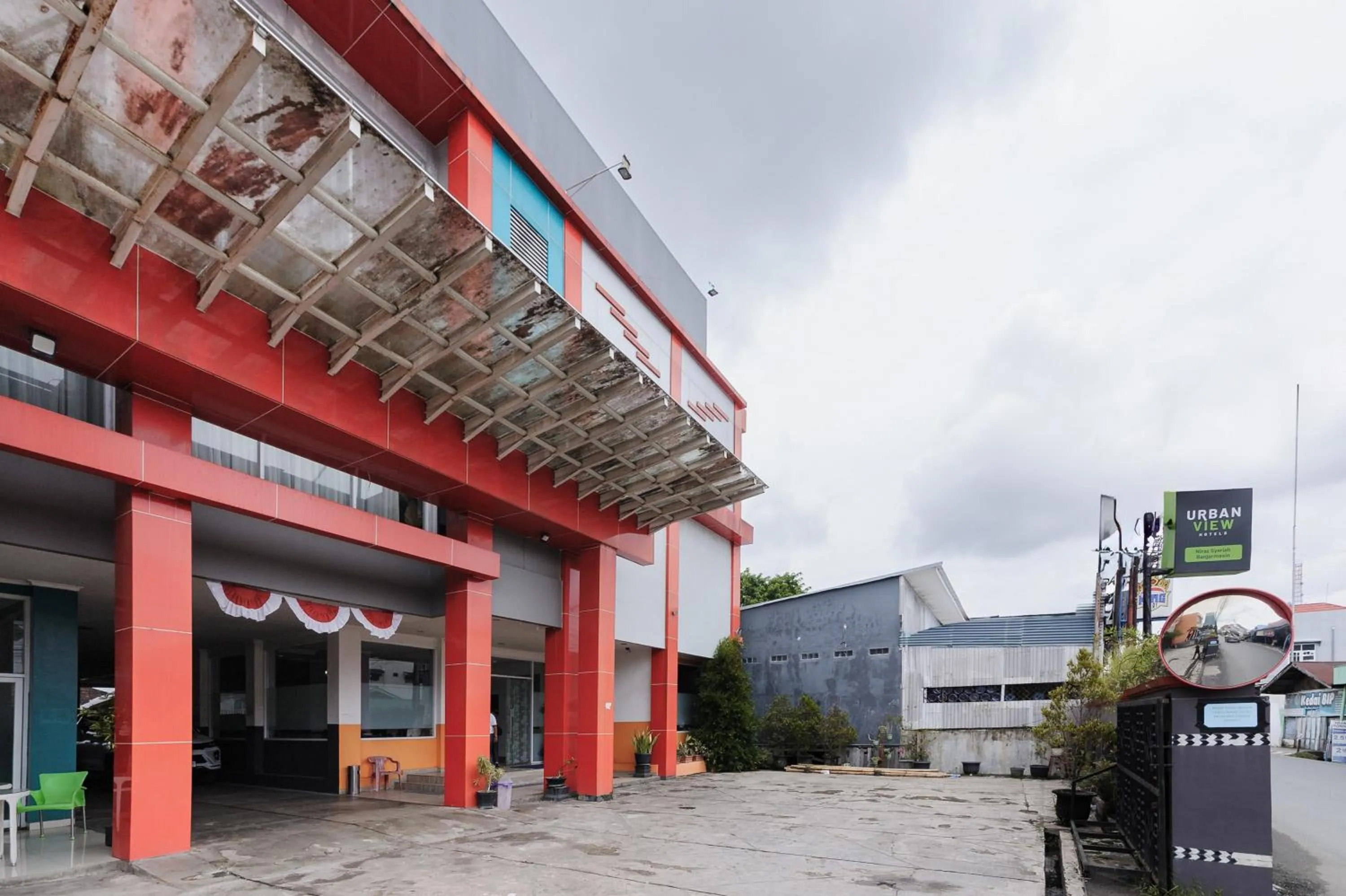 Facade/entrance in Urbanview Hotel Niraz Banjarmasin by RedDoorz
