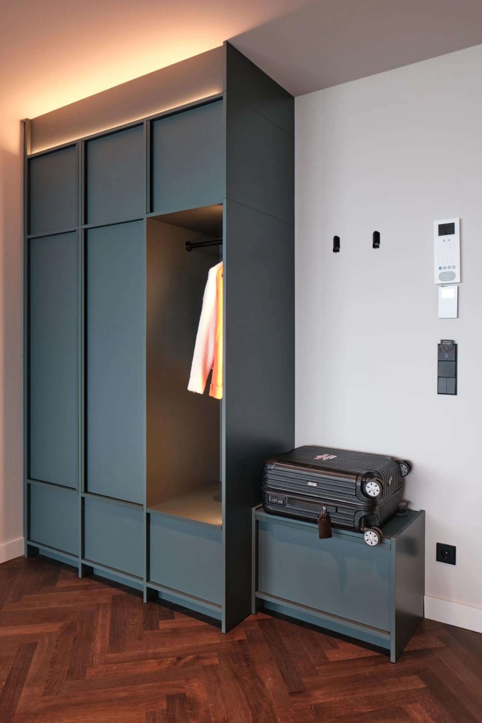 wardrobe in The Zipper Hotel und Apartments