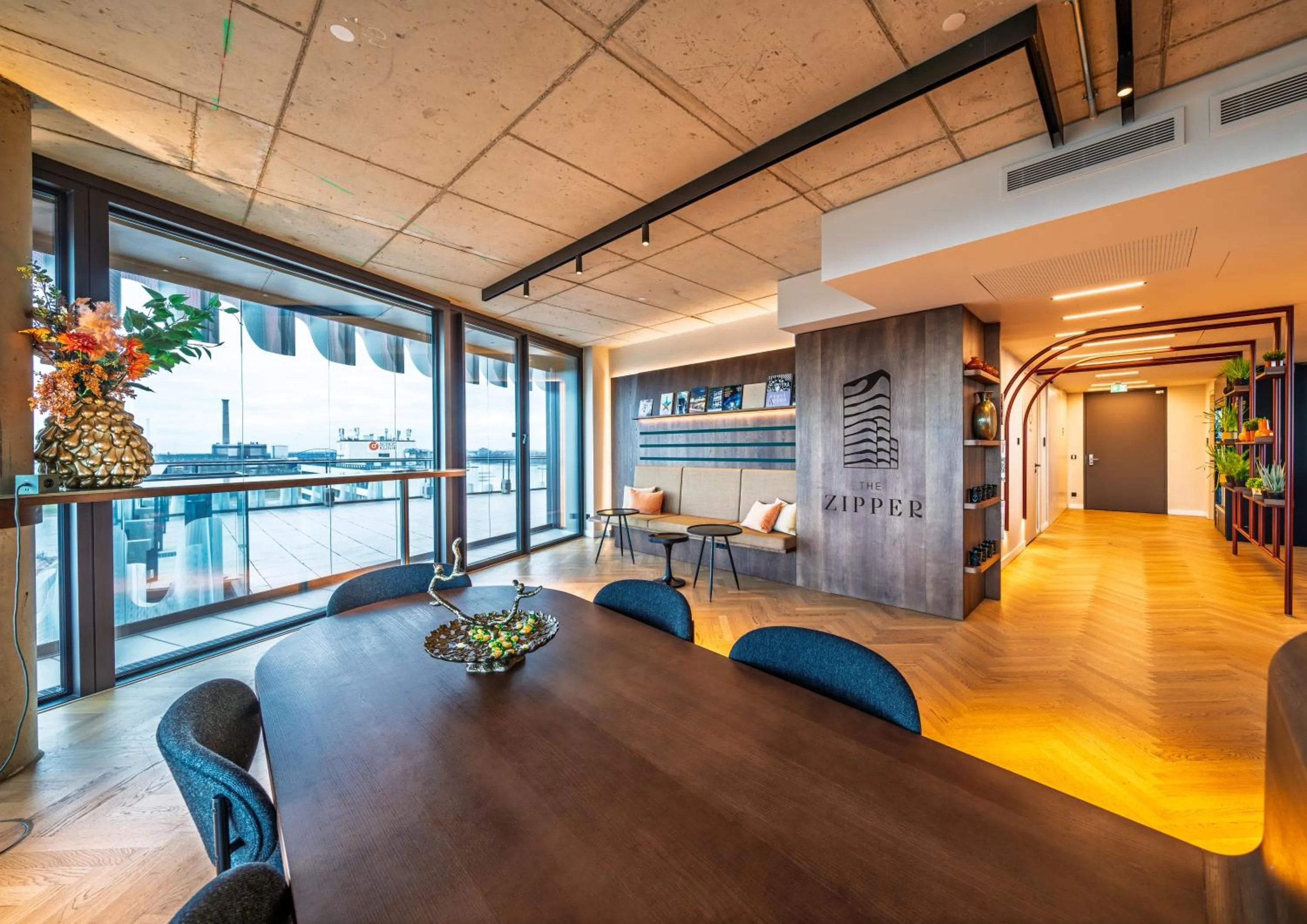 Communal lounge/ TV room in The Zipper Hotel und Apartments