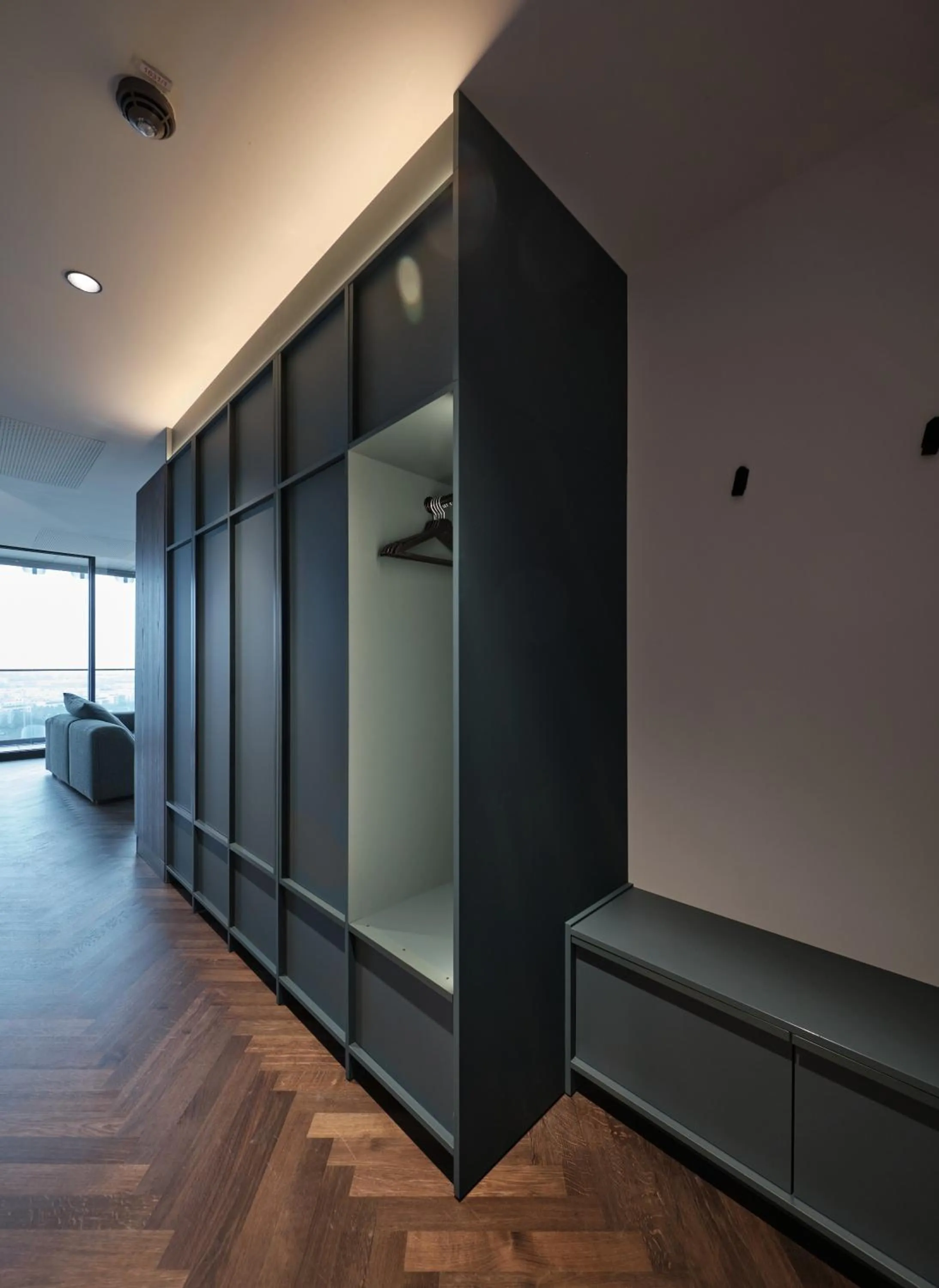 wardrobe in The Zipper Hotel und Apartments