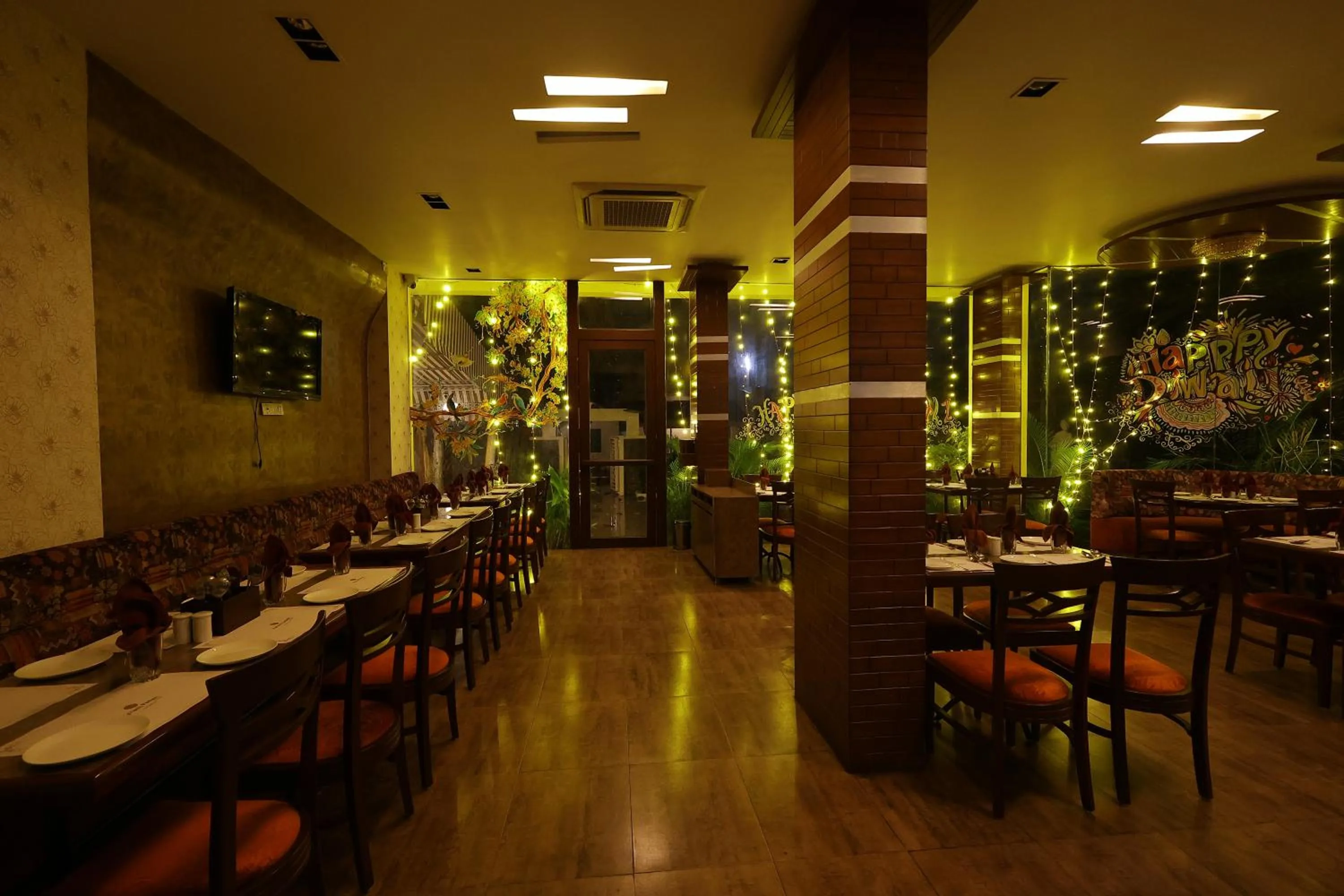 Restaurant/places to eat in Kailash Parbat