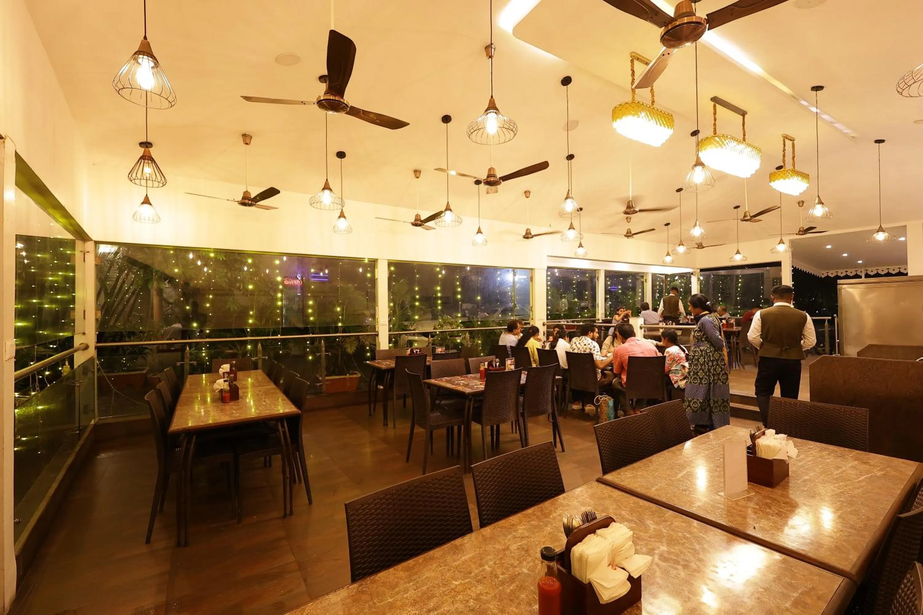 Restaurant/places to eat in Kailash Parbat