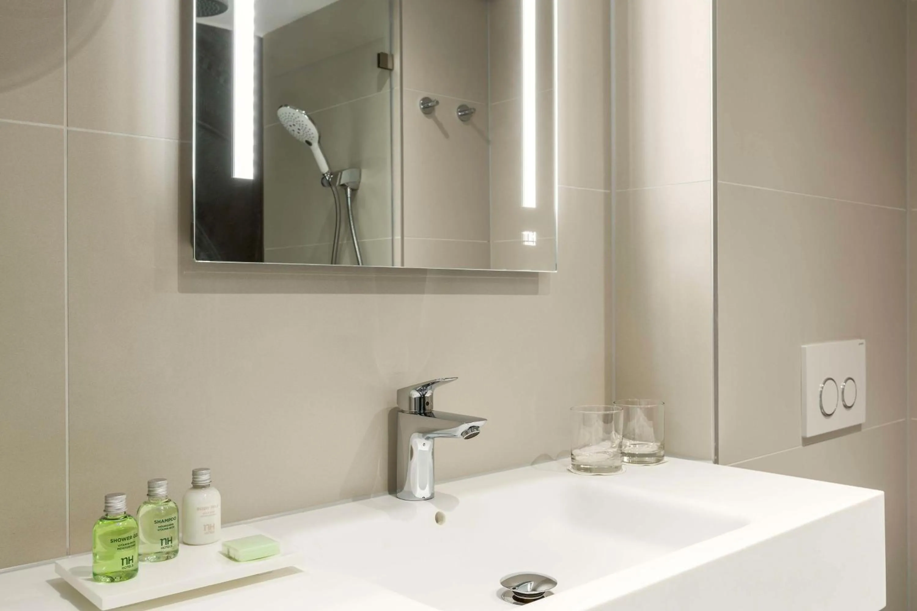 Bathroom in NH Amsterdam Schiphol Airport