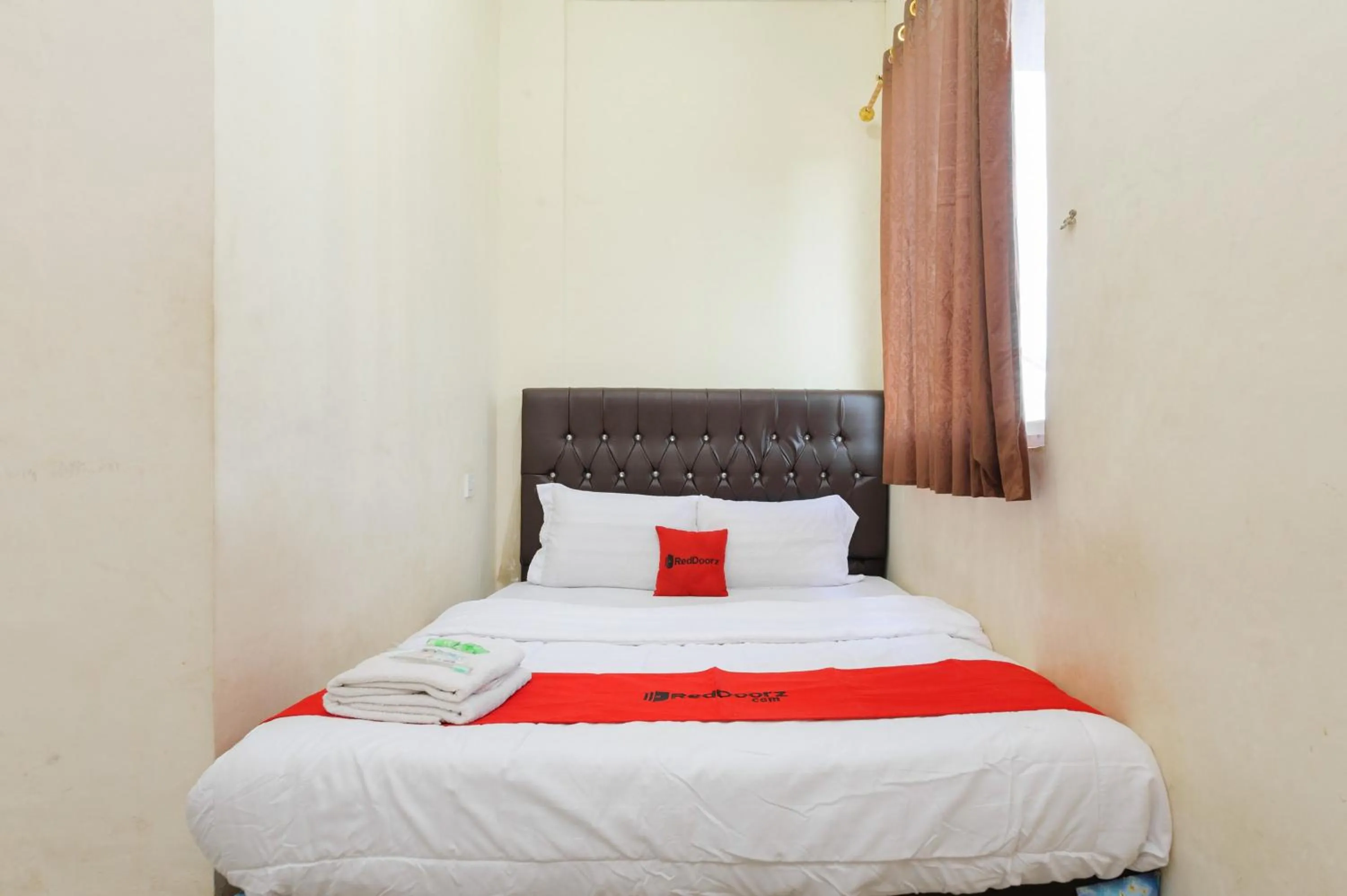 Standard Double Room - single occupancy in RedDoorz @ Cikitsu Batam