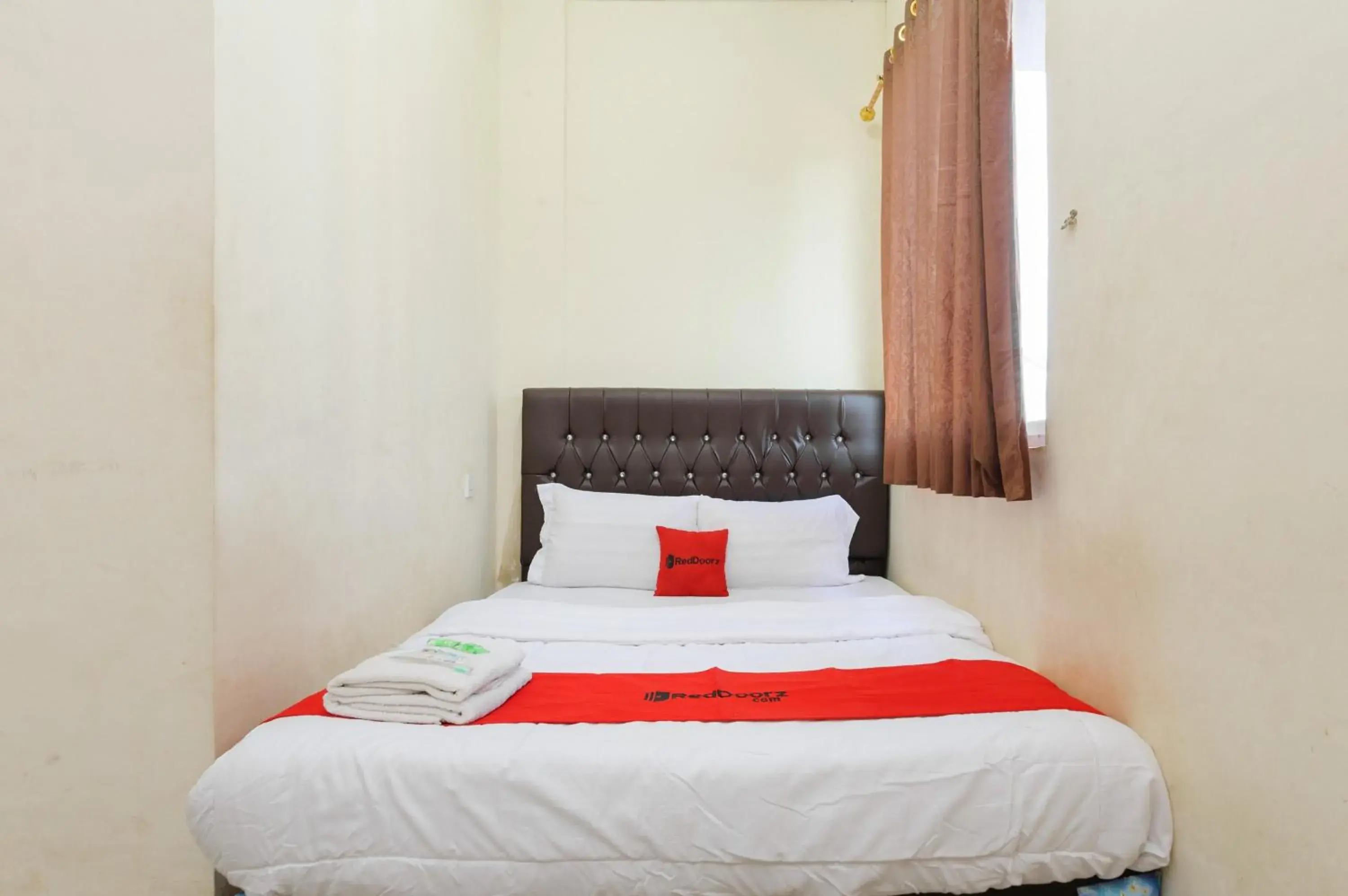 Standard Double Room - single occupancy in RedDoorz @ Cikitsu Batam Standard Double Room - single occupancy in RedDoorz @ Cikitsu Batam