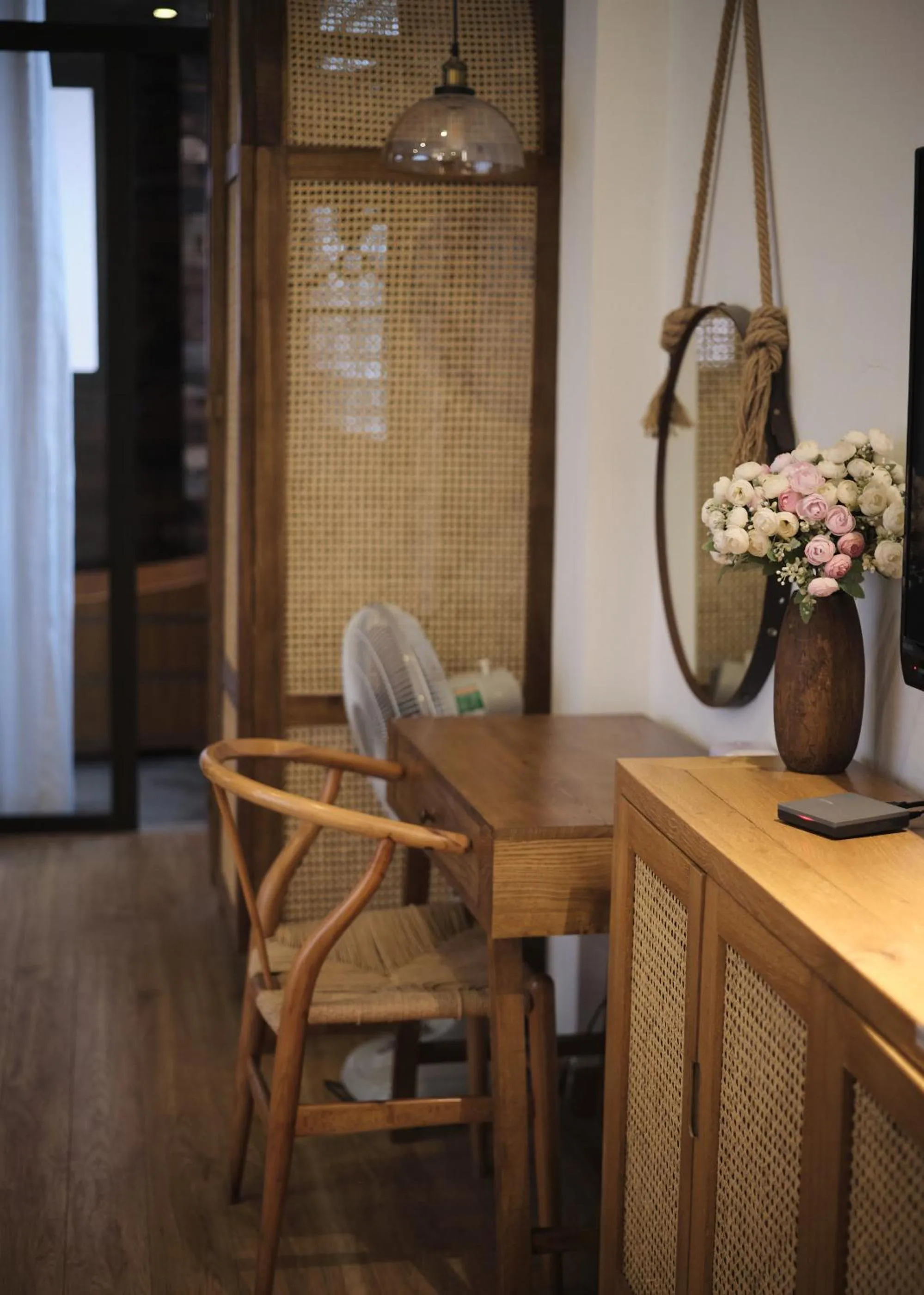 Seating area in The Gallery Homestay - By Pegasy Group