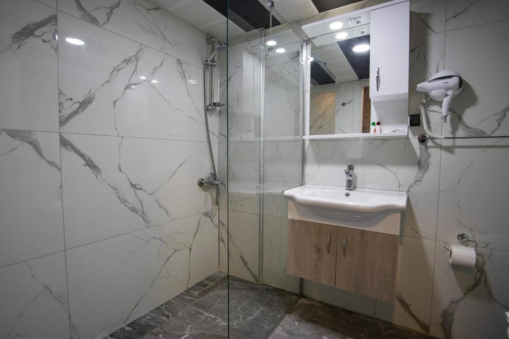 Bathroom in Emilia Otel