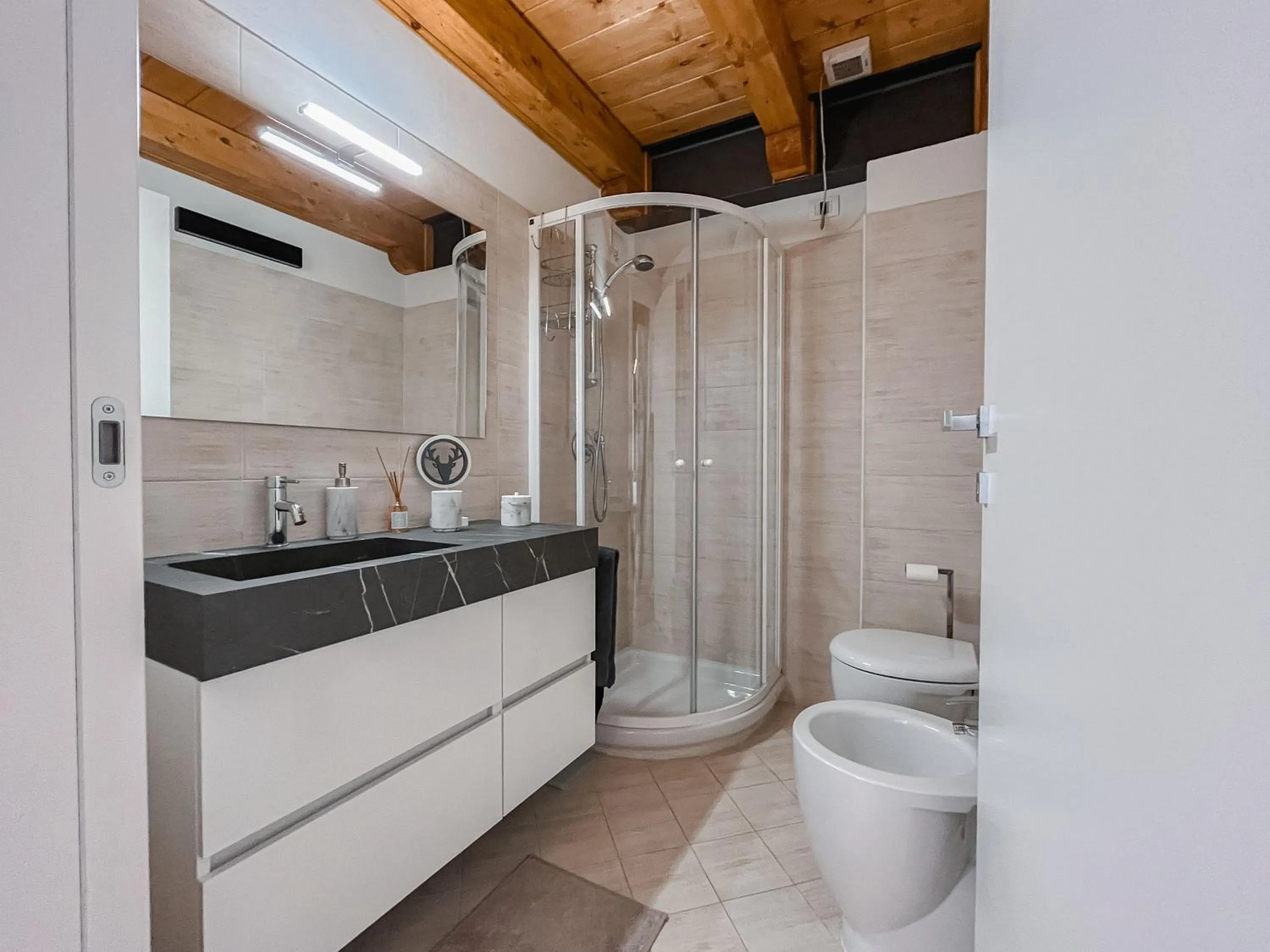 Bathroom in Maison Poluc hotel apartments
