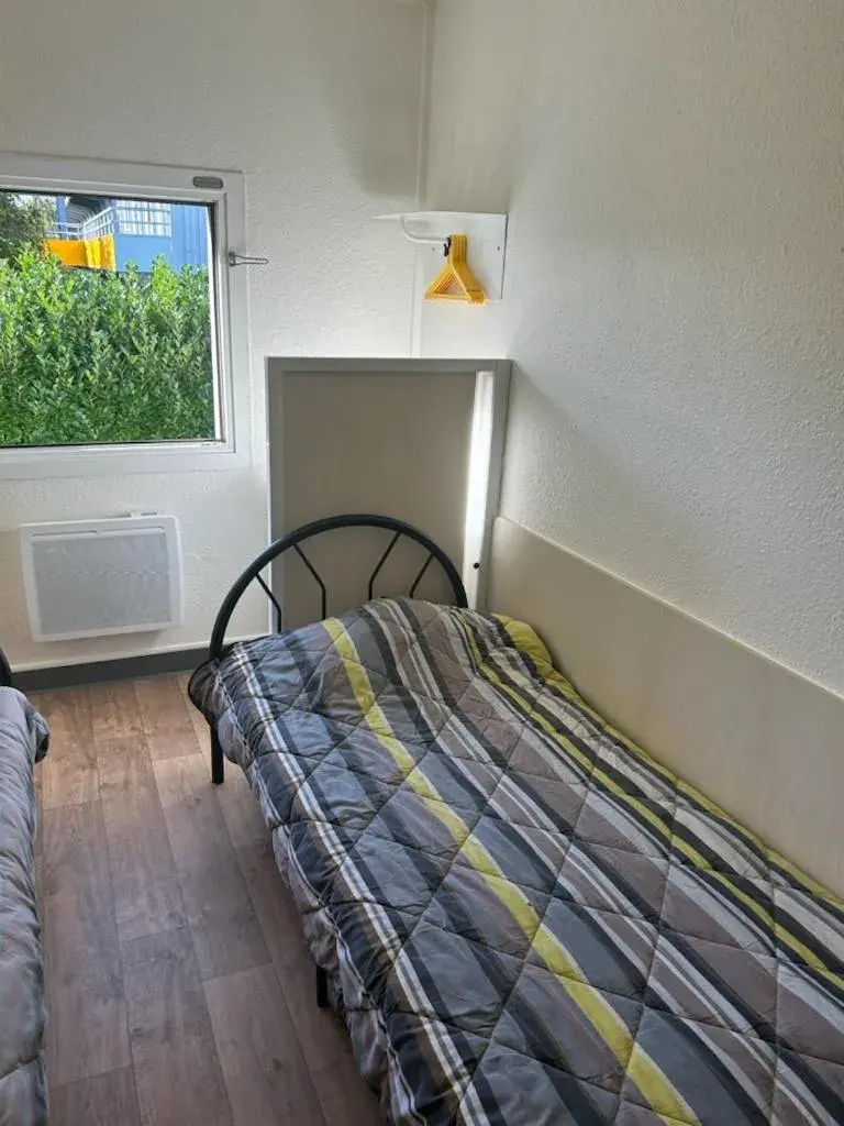Double Room with Shared Bathroom in Fyl Hotel Dunkerque Saint Pol sur Mer Double Room with Shared Bathroom in Fyl Hotel Dunkerque Saint Pol sur Mer